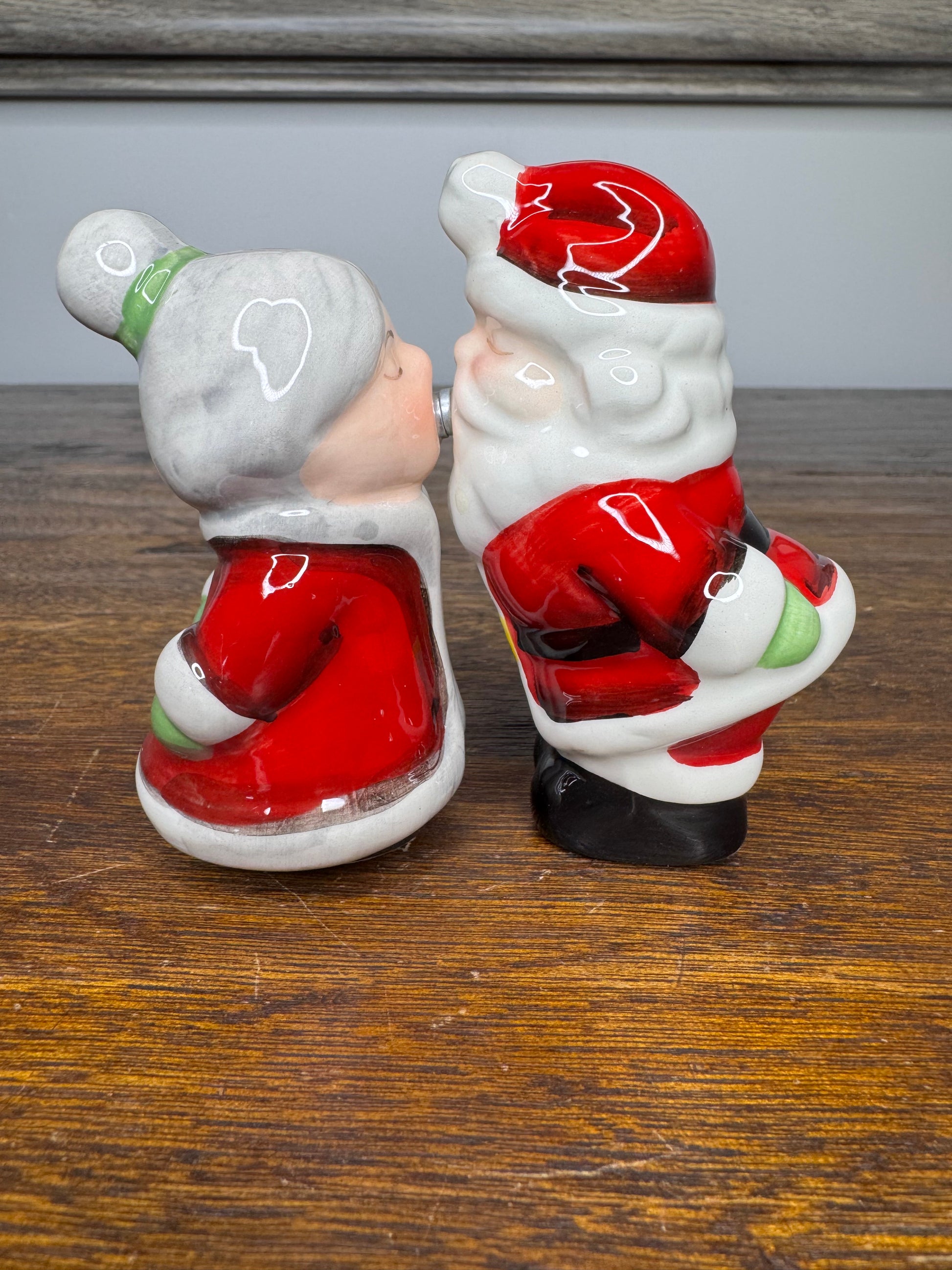 New w/Box Santa and Mrs. Claus Kissing Salt and Pepper Shaker Set
