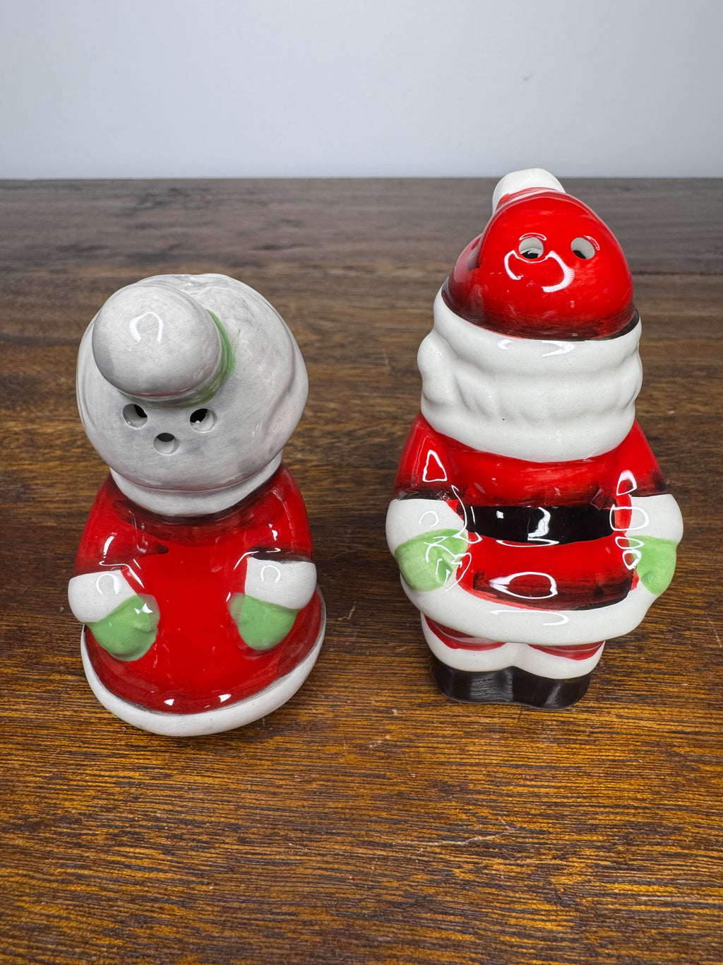 New w/Box Santa and Mrs. Claus Kissing Salt and Pepper Shaker Set