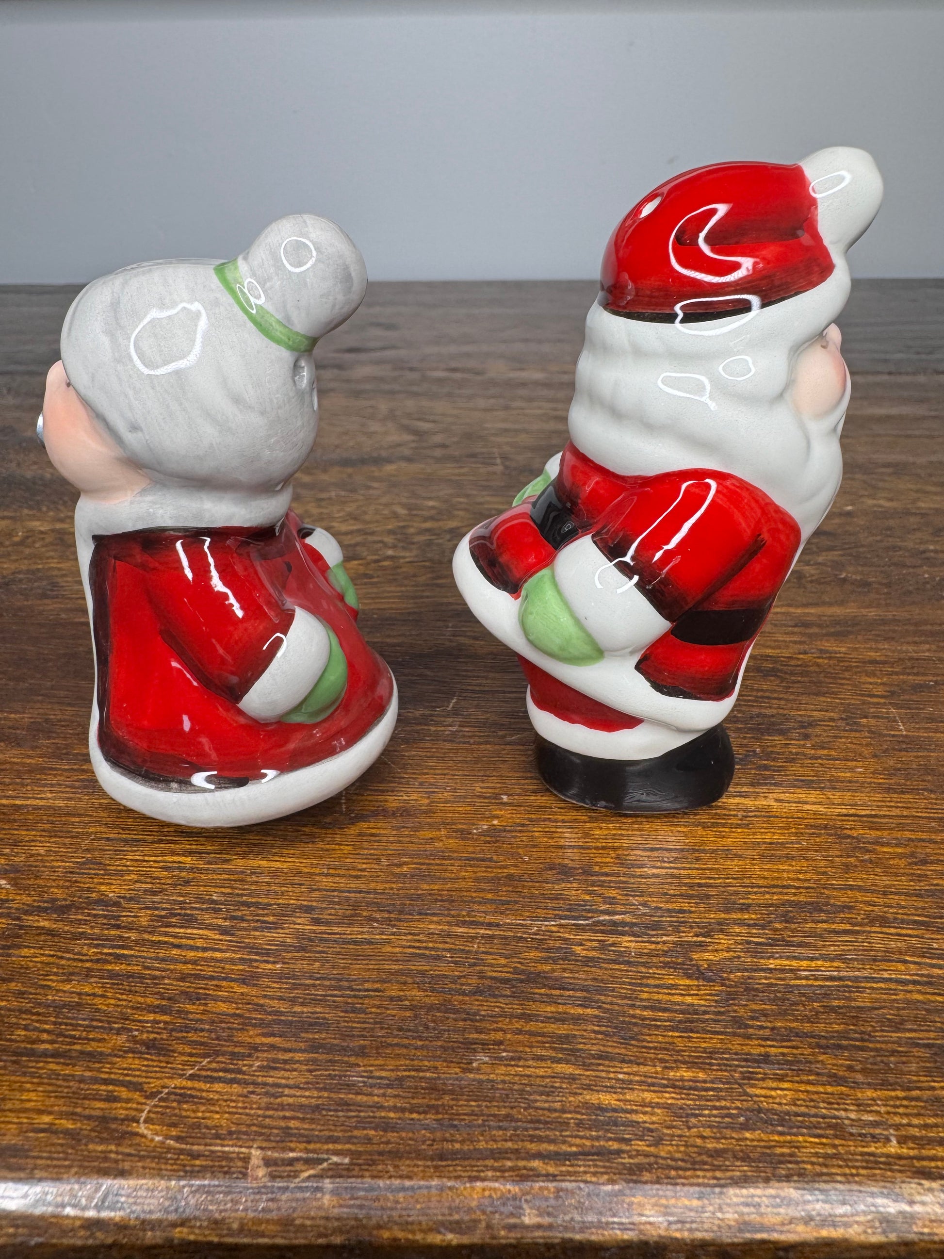 New w/Box Santa and Mrs. Claus Kissing Salt and Pepper Shaker Set