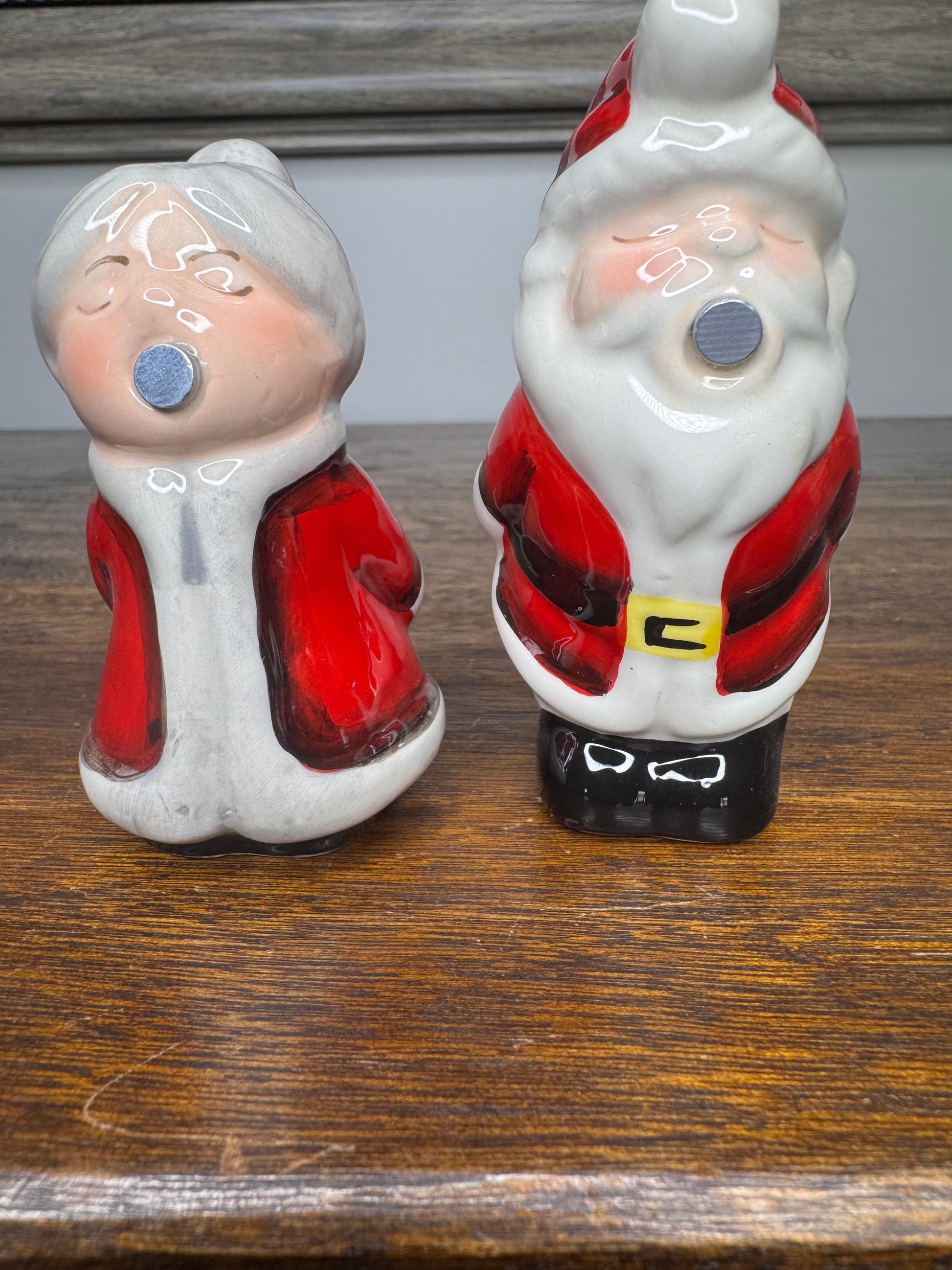 New w/Box Santa and Mrs. Claus Kissing Salt and Pepper Shaker Set