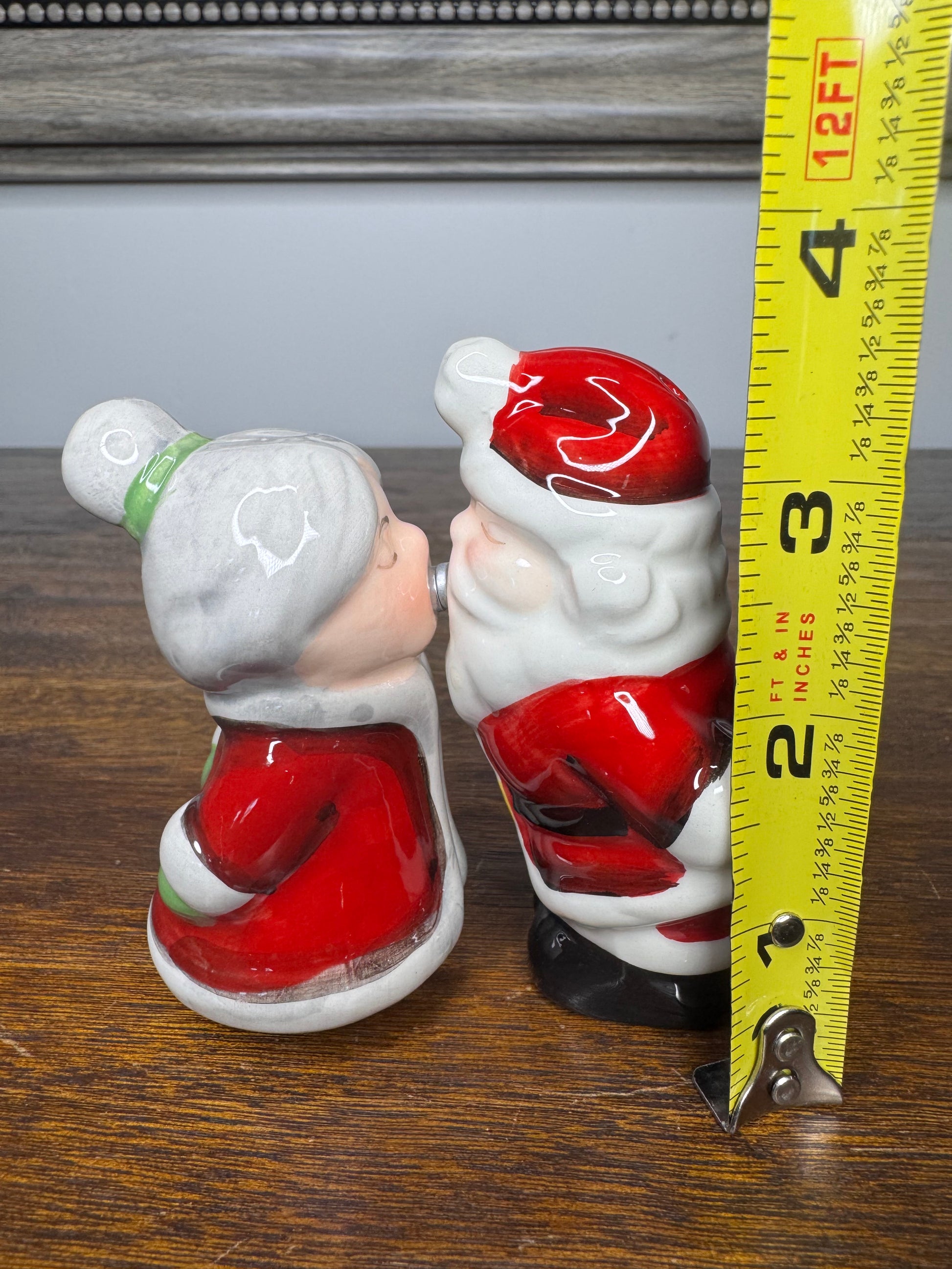 New w/Box Santa and Mrs. Claus Kissing Salt and Pepper Shaker Set