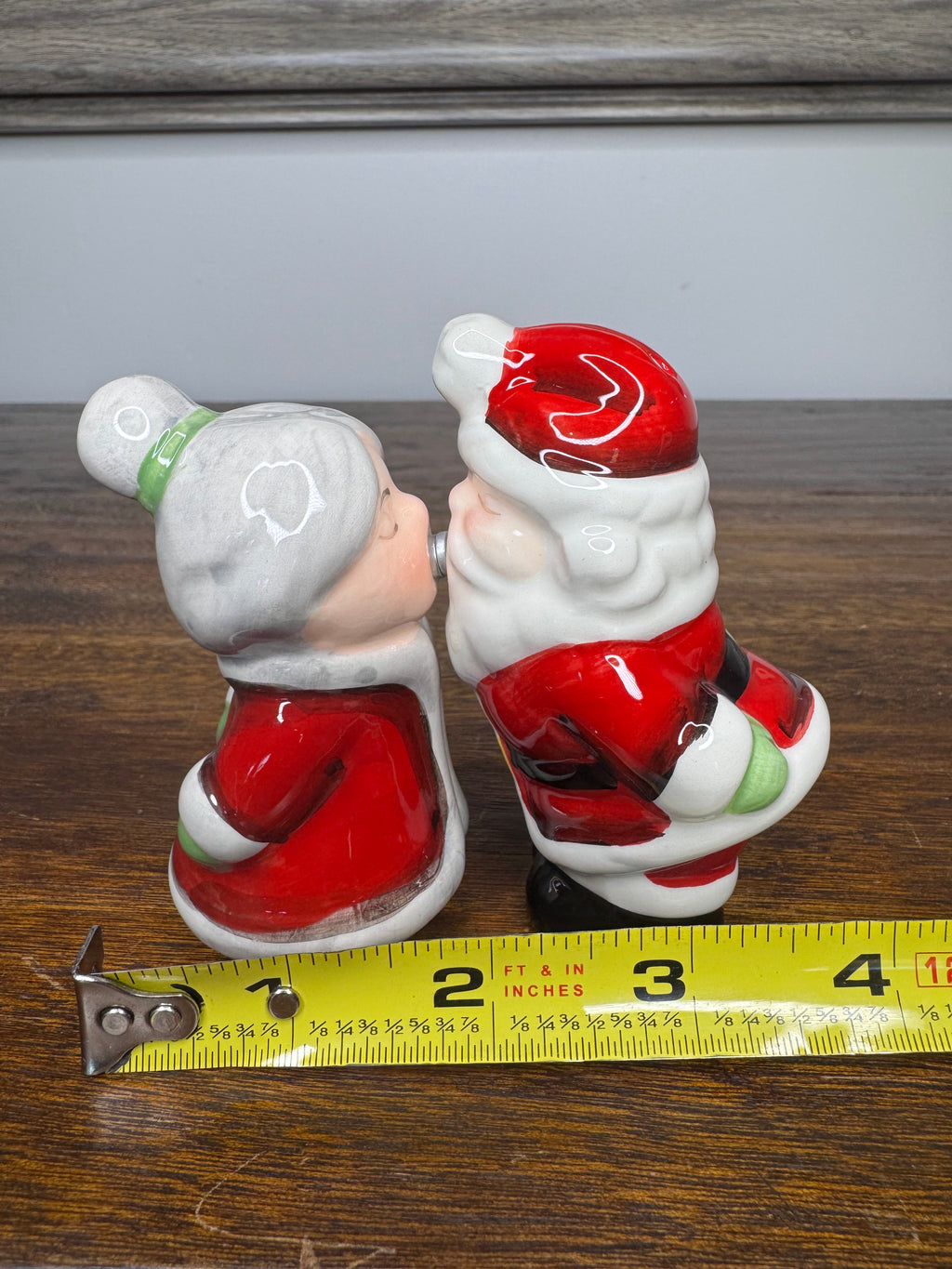 New w/Box Santa and Mrs. Claus Kissing Salt and Pepper Shaker Set