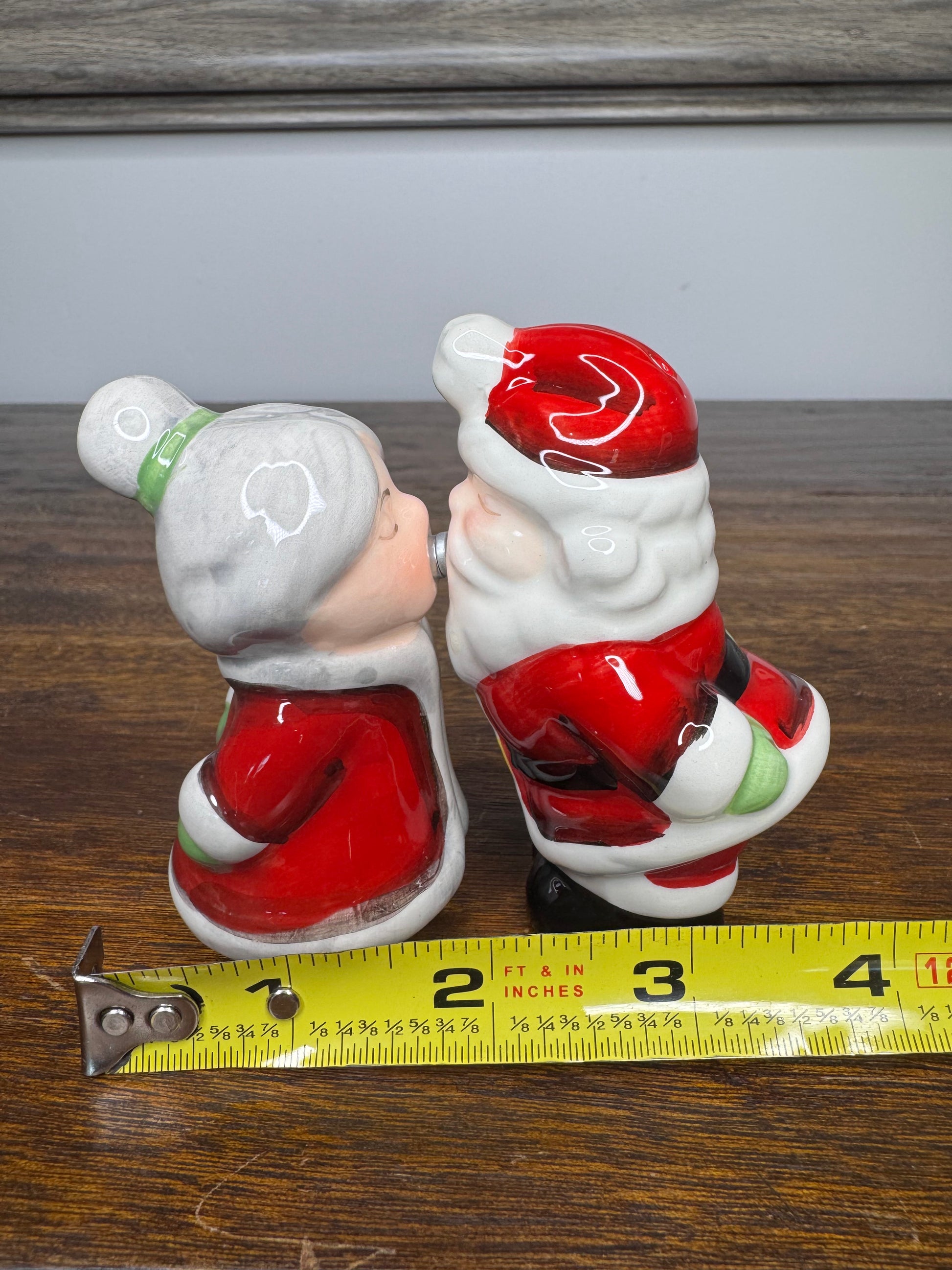 New w/Box Santa and Mrs. Claus Kissing Salt and Pepper Shaker Set