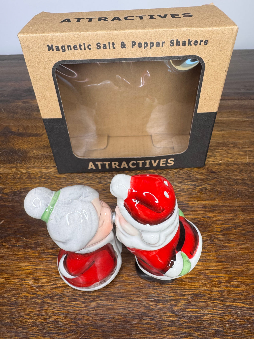 New w/Box Santa and Mrs. Claus Kissing Salt and Pepper Shaker Set