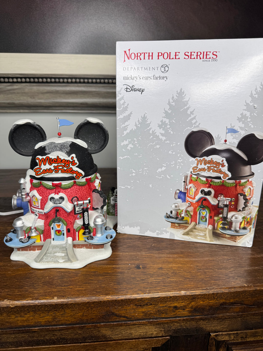 Retired Dept 56 Mickey's Ears Factory Light Up Building w/ Original Box. Mint Condition