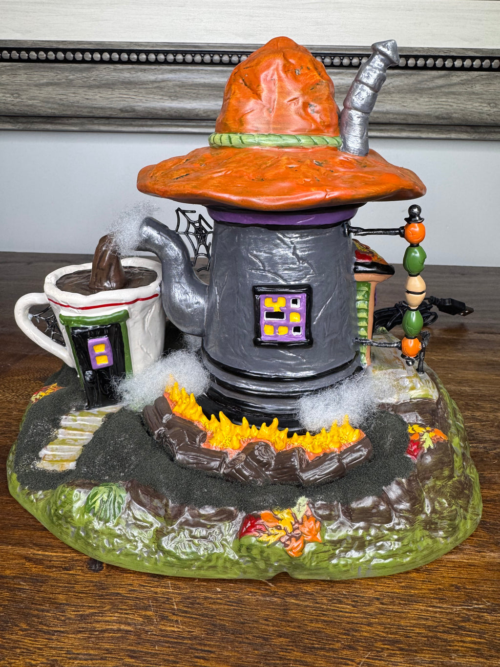New Dept 56 Snow Village Halloween "Luna's Late Night Brew" Light Up Building.