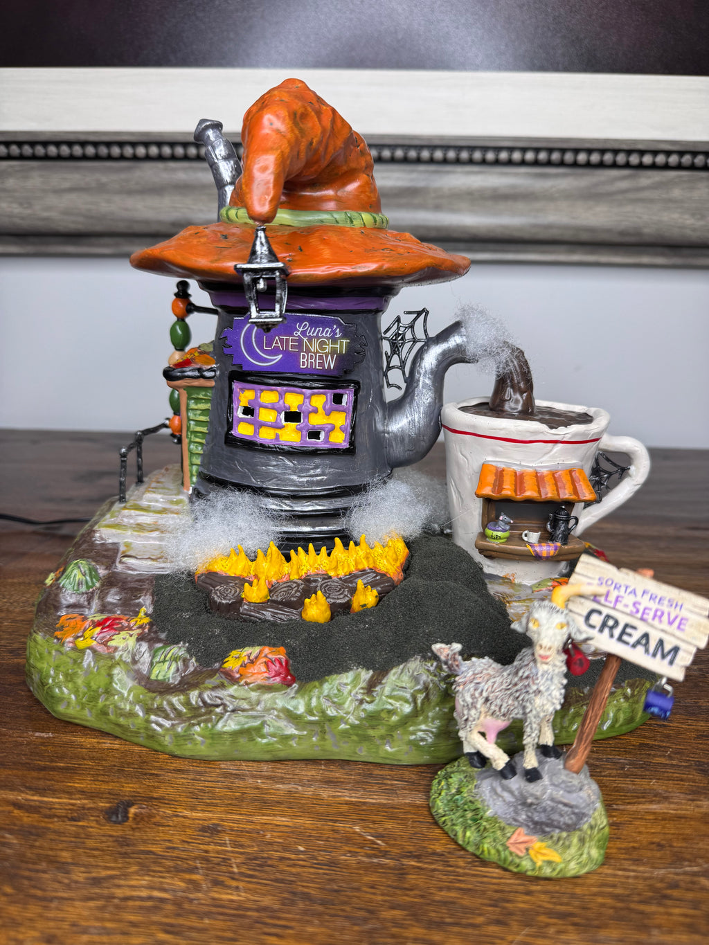 New Dept 56 Snow Village Halloween "Luna's Late Night Brew" Light Up Building.