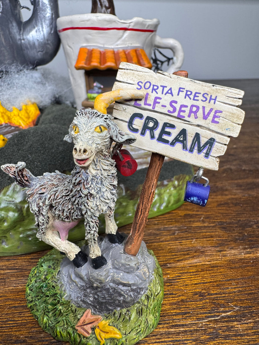 New Dept 56 Snow Village Halloween "Luna's Late Night Brew" Light Up Building.