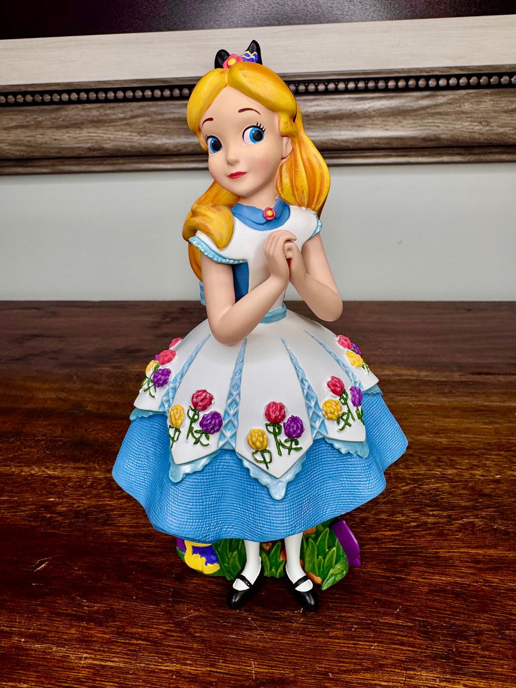 NIB Disney Showcase Alice in Wonderland Botanical Figurine