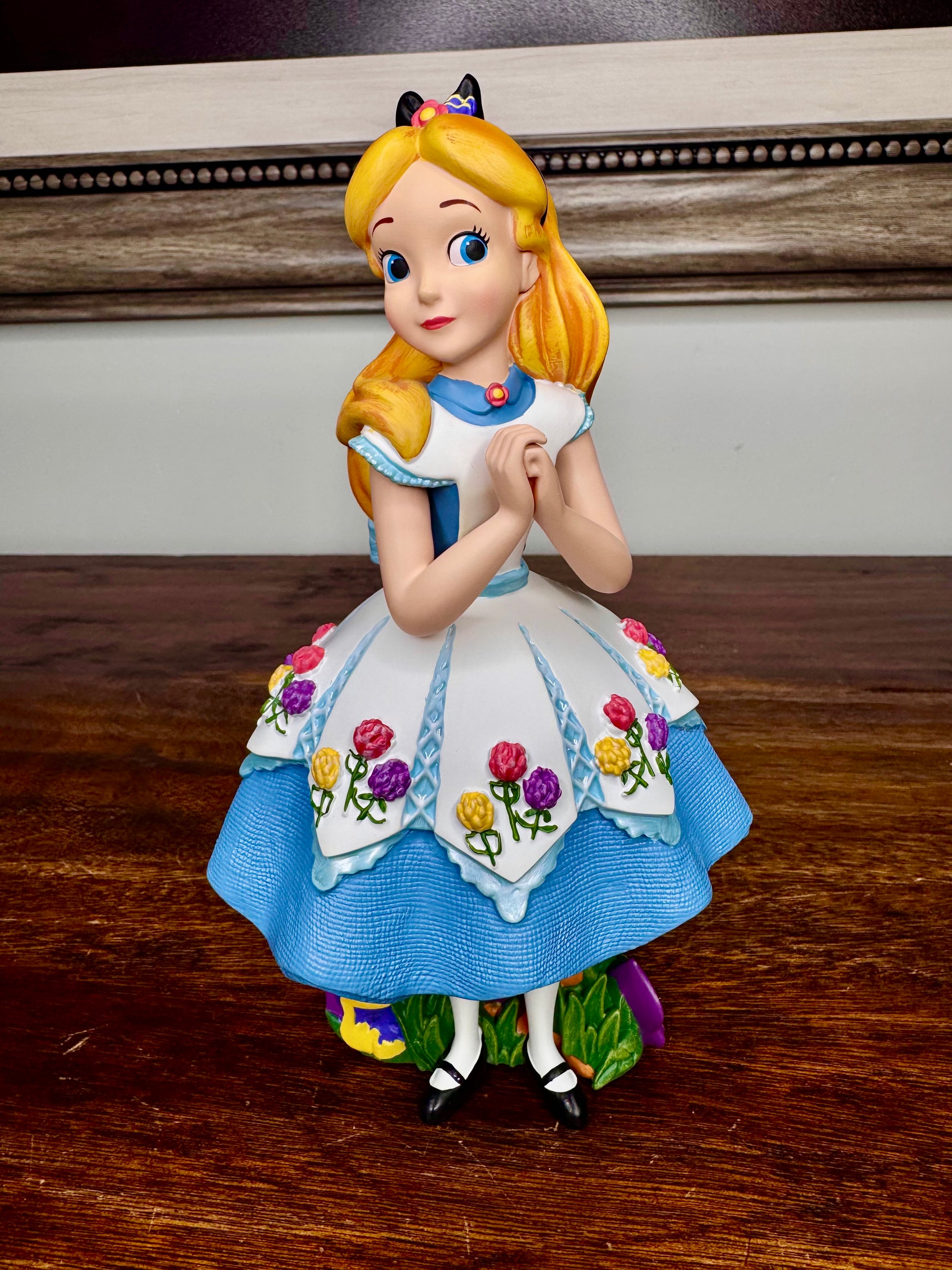 NIB Disney Showcase Alice in Wonderland Botanical Figurine