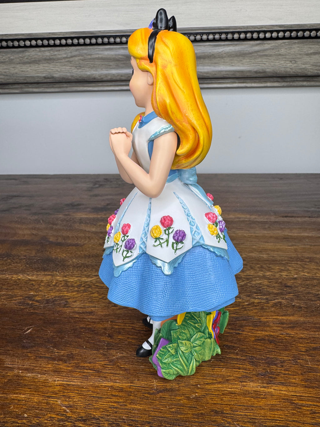 NIB Disney Showcase Alice in Wonderland Botanical Figurine