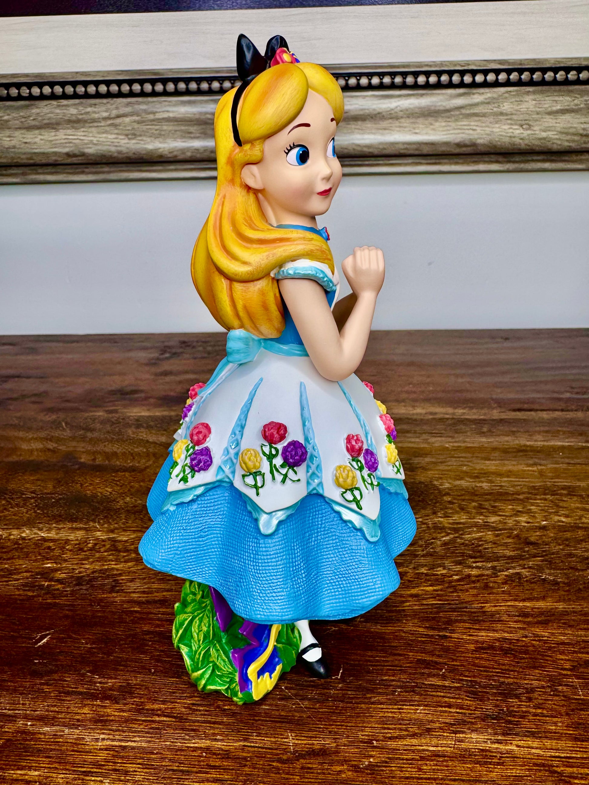 NIB Disney Showcase Alice in Wonderland Botanical Figurine