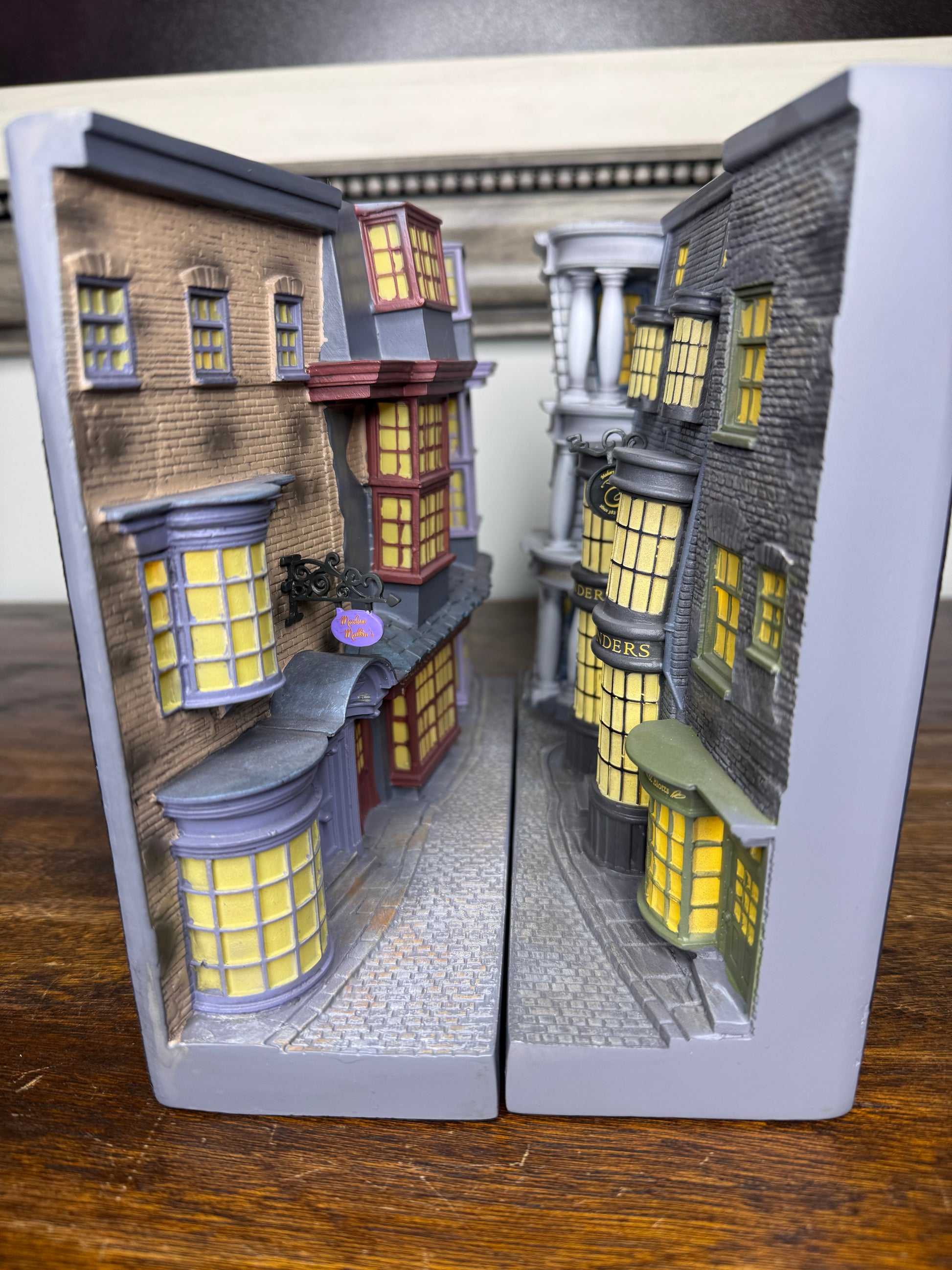 NIB Harry Potter Diagon Ally Light Up Bookends Wizarding World of Harry Potter