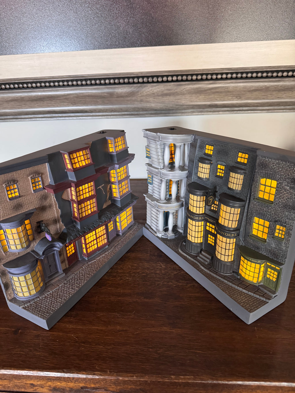 NIB Harry Potter Diagon Ally Light Up Bookends Wizarding World of Harry Potter
