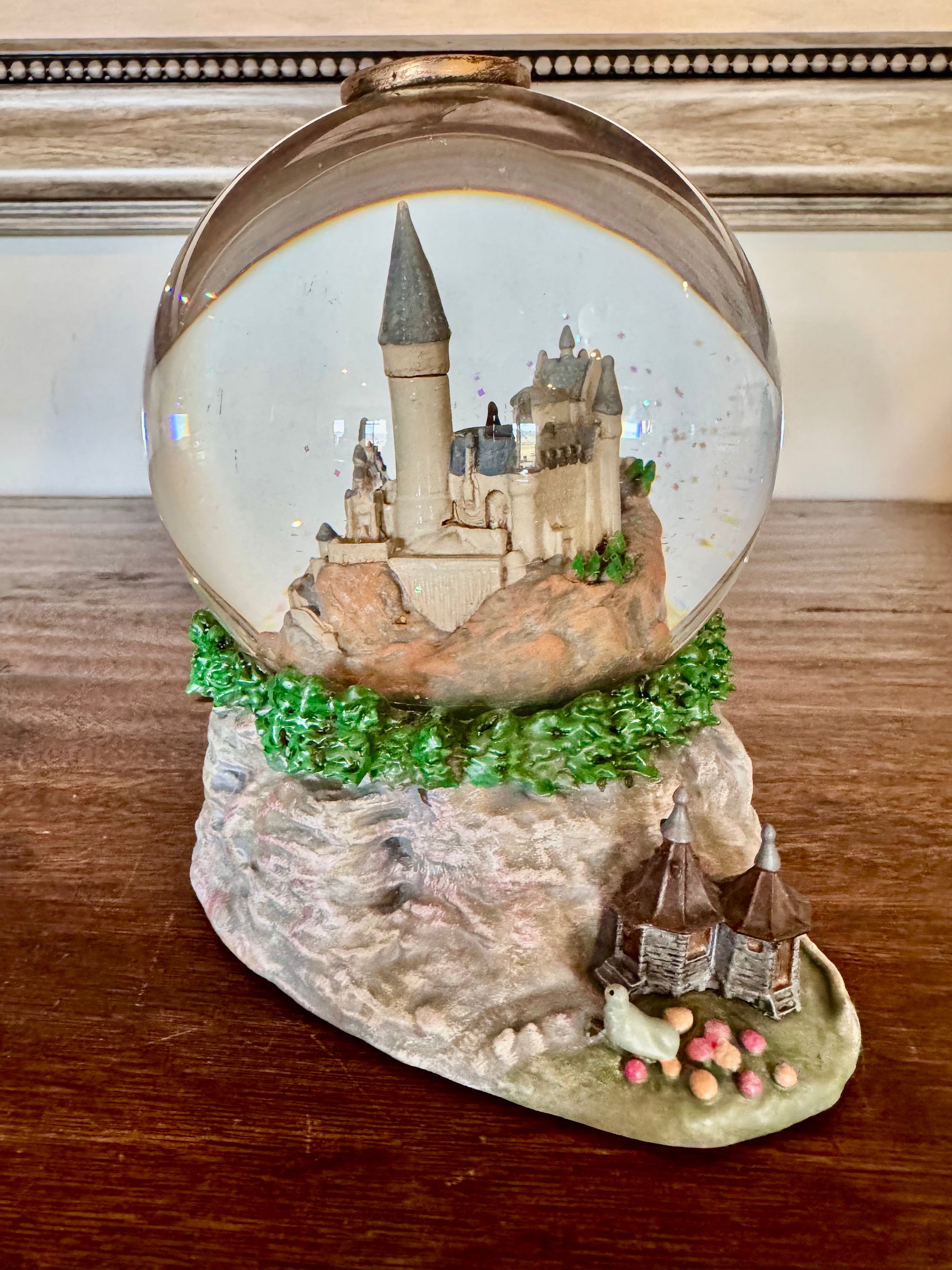 NIB Wizarding World of Harry Potter Hogwarts Castle w/ Hagrid Hut Waterball