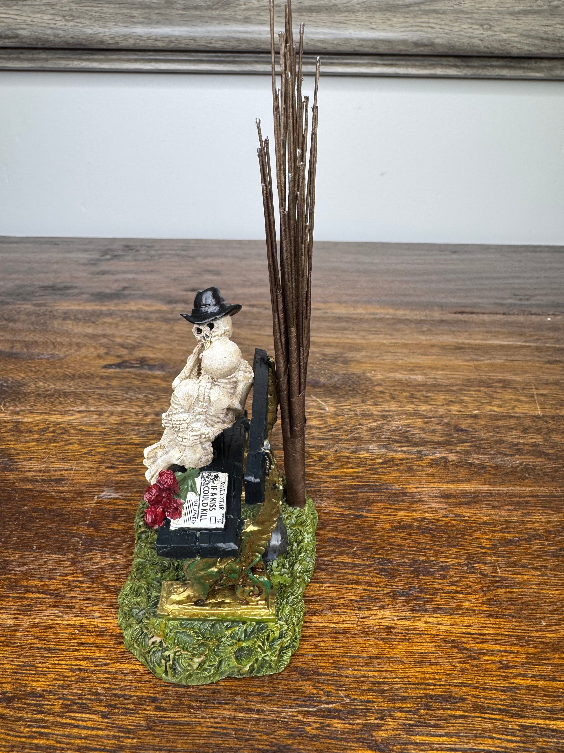 NIB Dept 56 Snow Village Accessory "Kiss of Death"