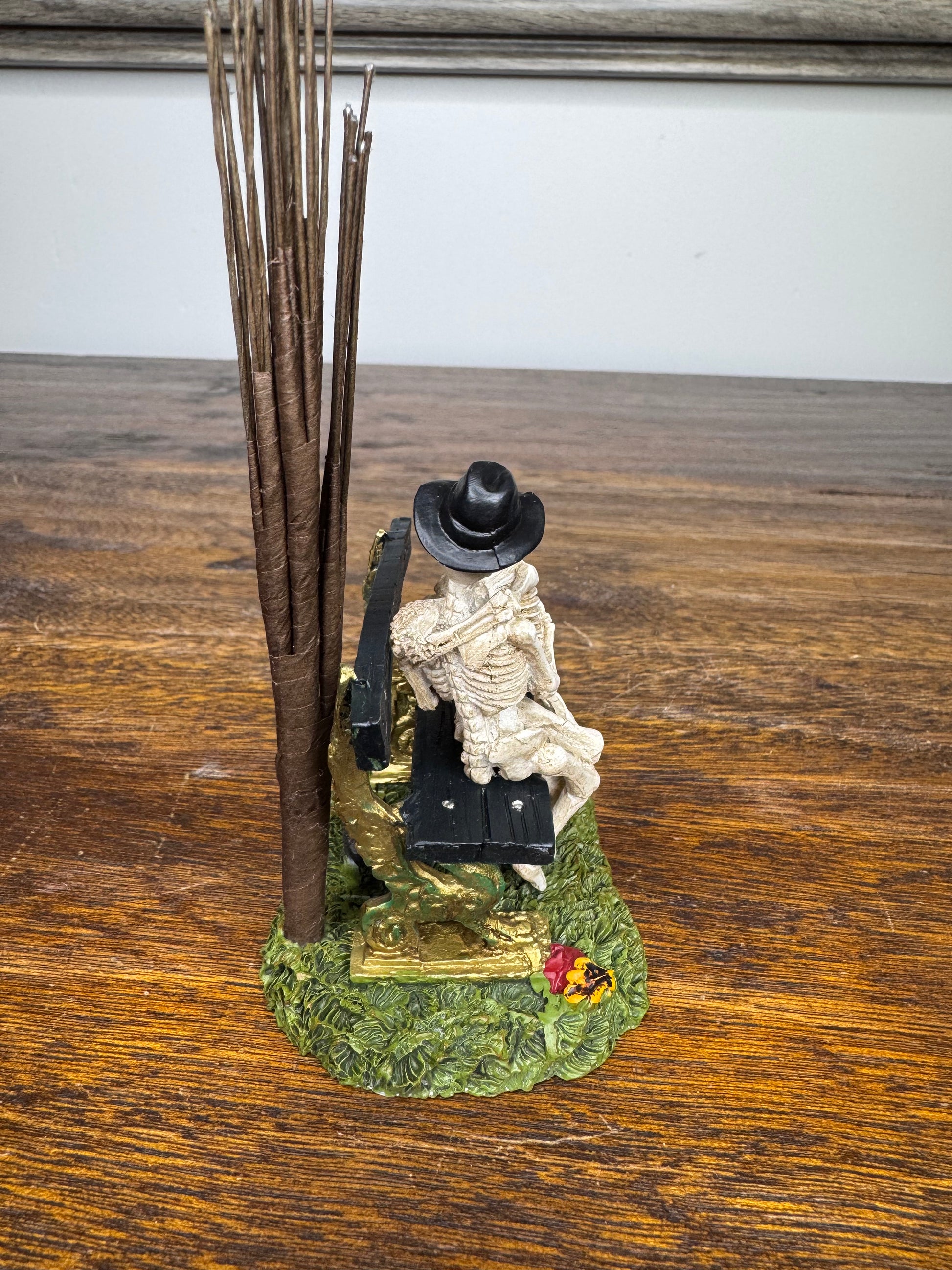 NIB Dept 56 Snow Village Accessory "Kiss of Death"