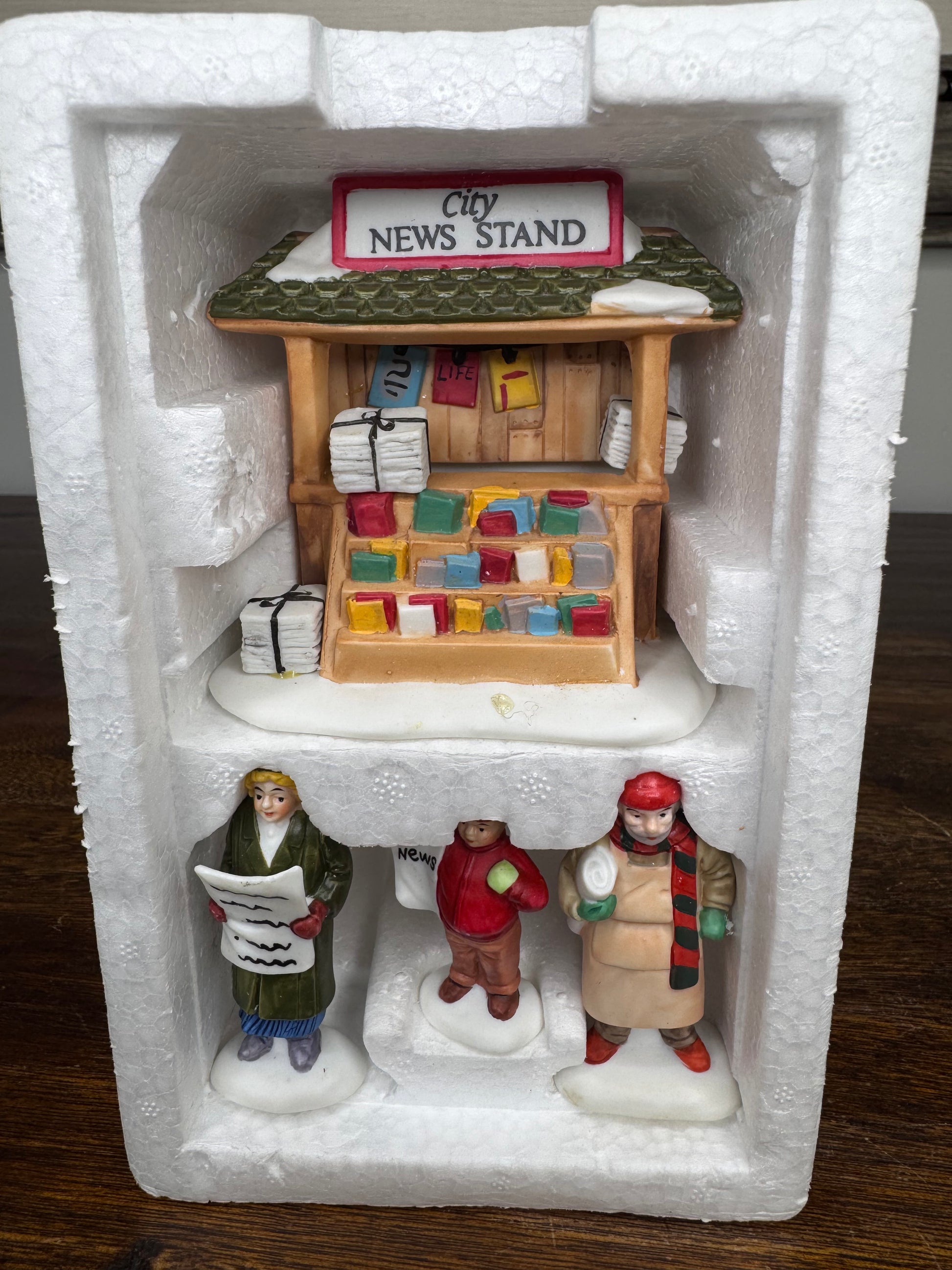 Retired Dept 56 Christmas Village Accessory City News Stand W/Original Box