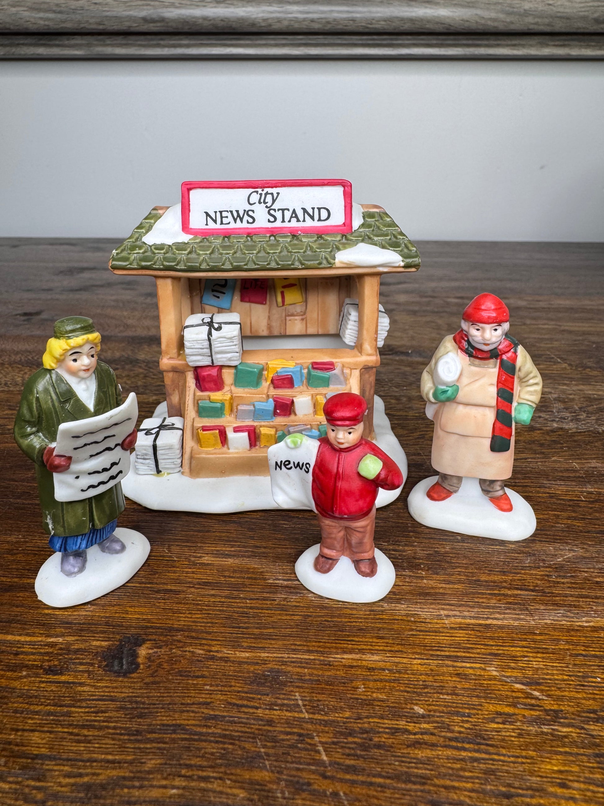 Retired Dept 56 Christmas Village Accessory City News Stand W/Original Box
