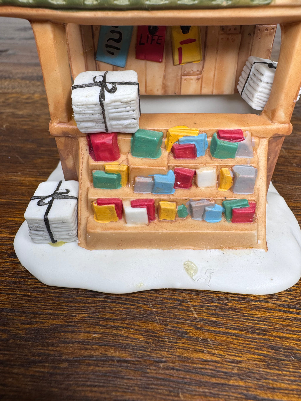 Retired Dept 56 Christmas Village Accessory City News Stand W/Original Box