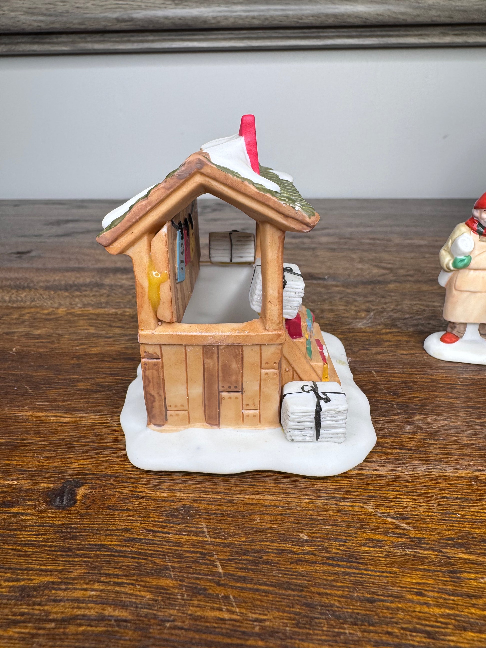 Retired Dept 56 Christmas Village Accessory City News Stand W/Original Box