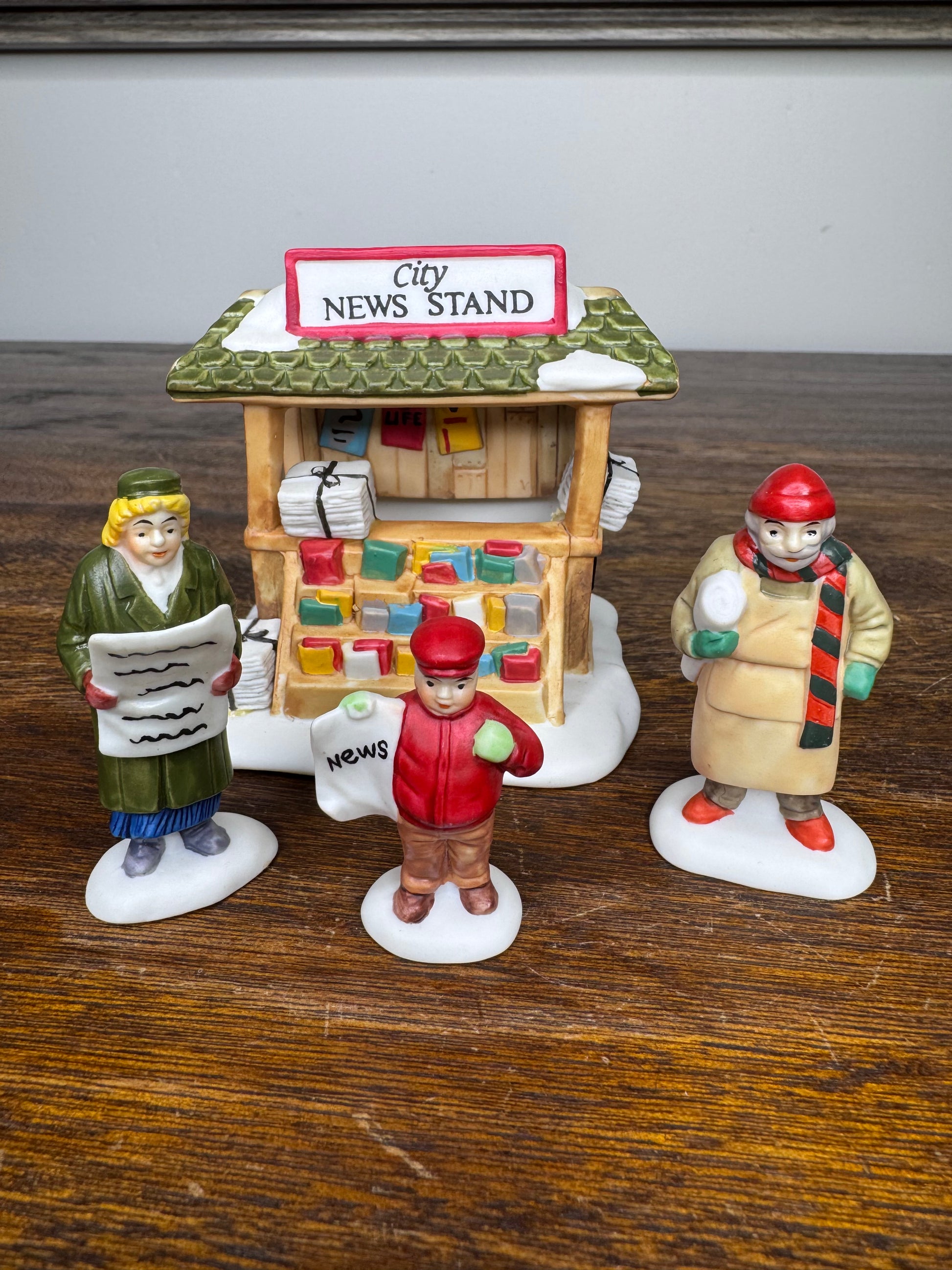 Retired Dept 56 Christmas Village Accessory City Newsstand 4 Piece Set