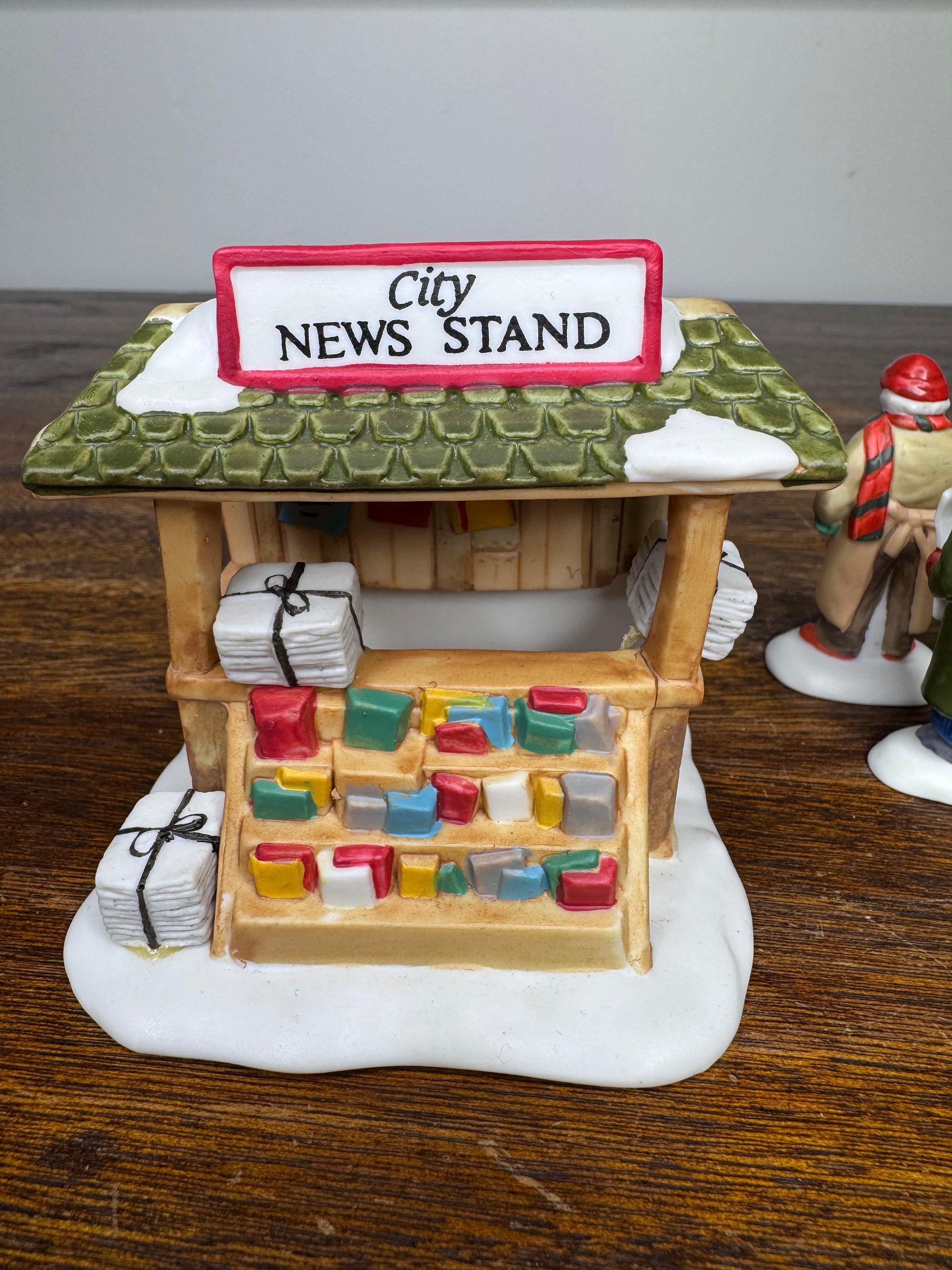Retired Dept 56 Christmas Village Accessory City Newsstand 4 Piece Set