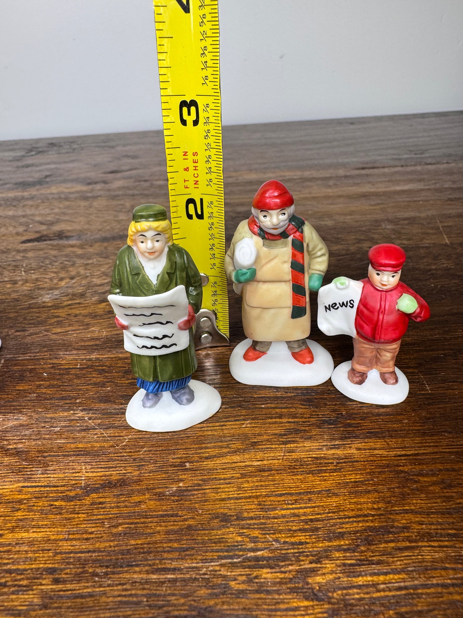 Retired Dept 56 Christmas Village Accessory City Newsstand 4 Piece Set