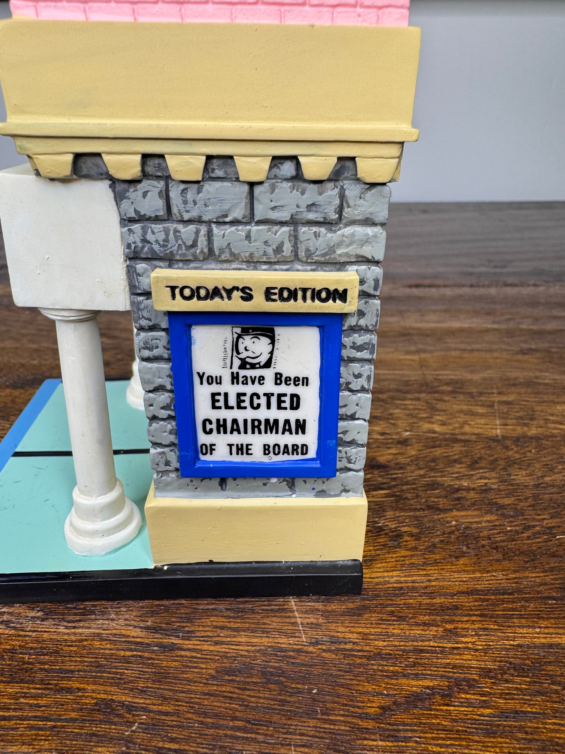 Dept 56 Newstand Daily Monopoly Village Light Up Building *READ FULL DESCRIPTION*