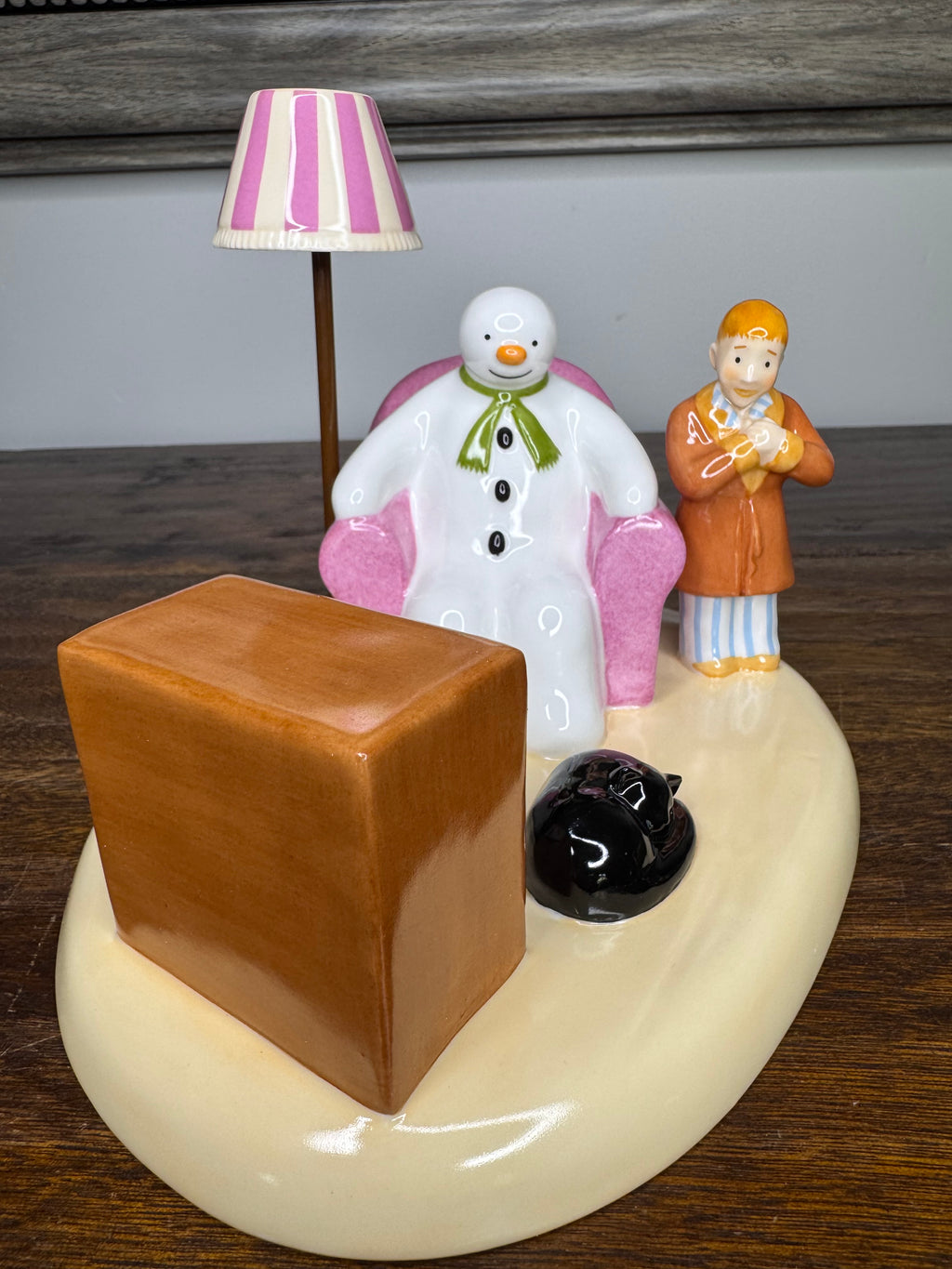 Numbered 2004 Coalport "A Cold Night In" from The Snowman Collection Limited Edition w/ Box