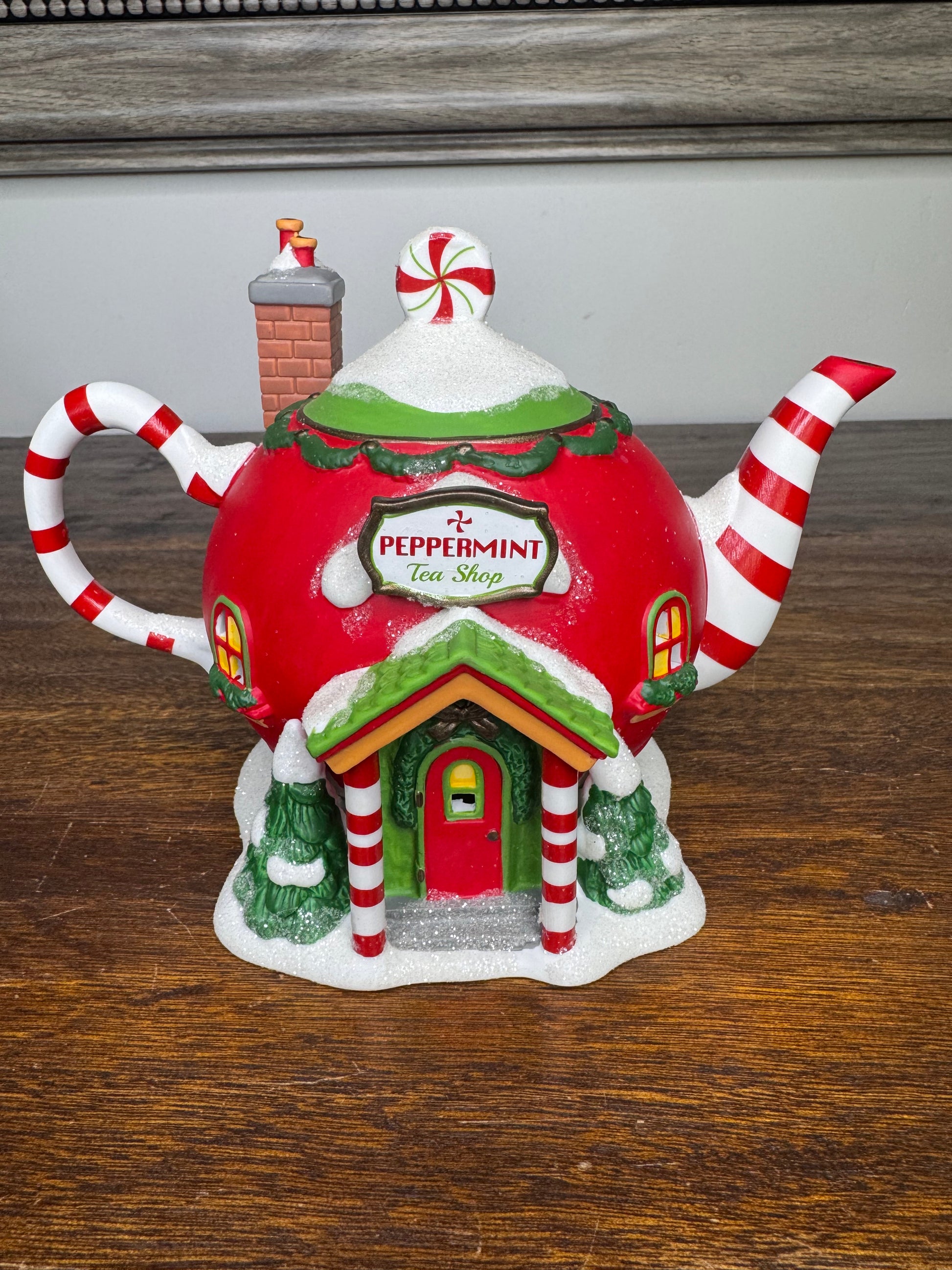 New Dept 56 North Pole Village "Peppermint Tea Shop" Lighted Building