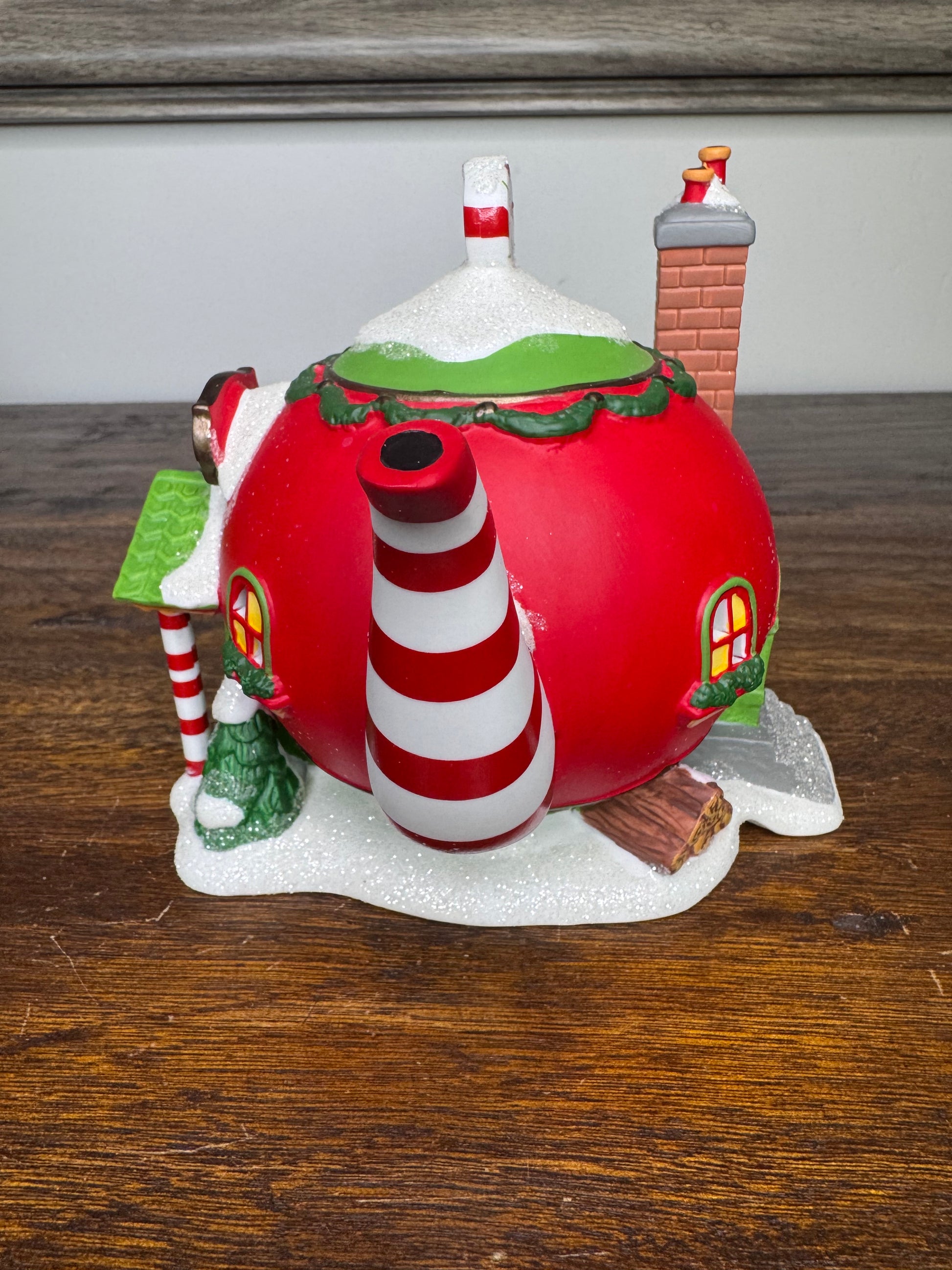 New Dept 56 North Pole Village "Peppermint Tea Shop" Lighted Building