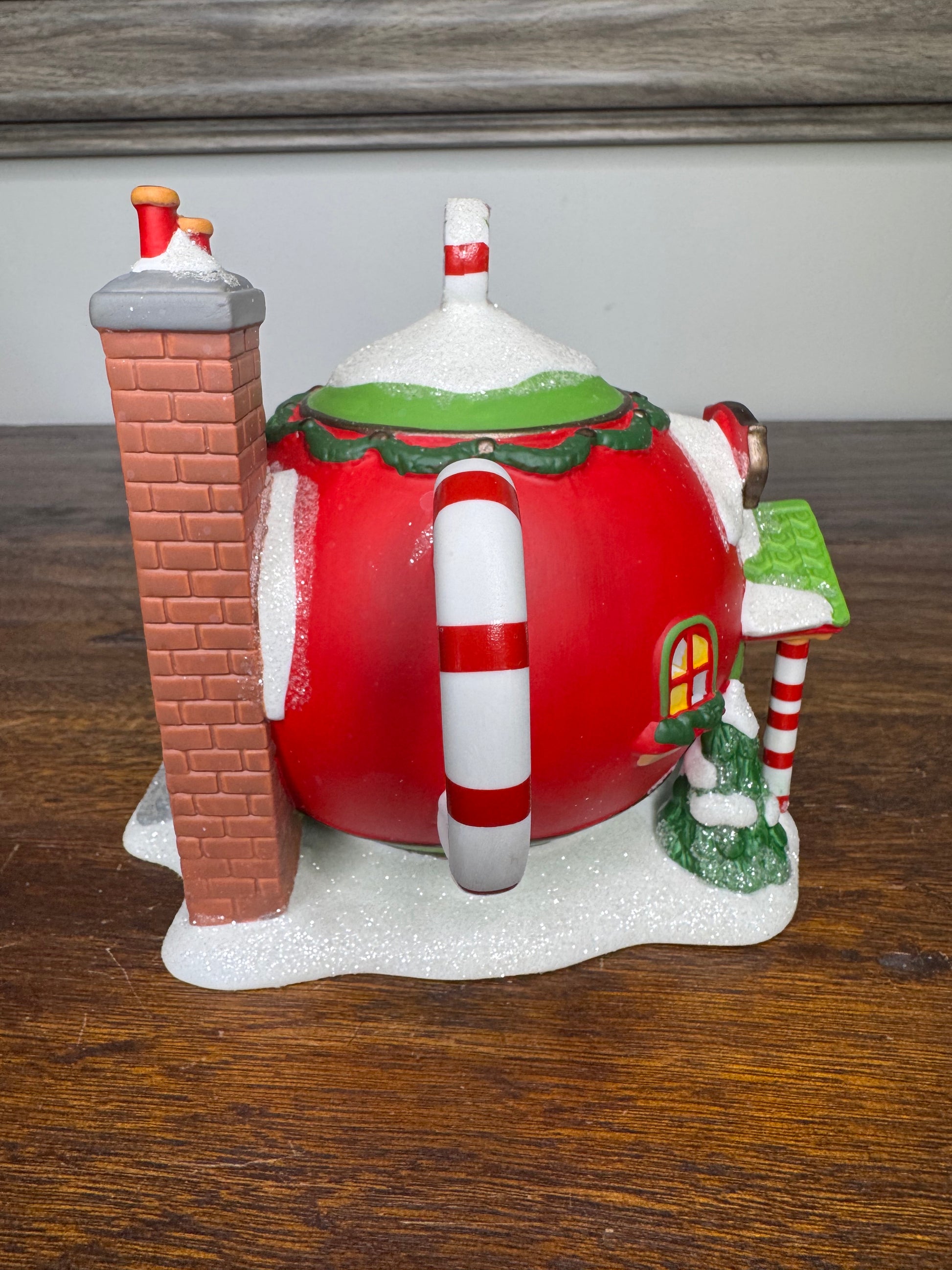 New Dept 56 North Pole Village "Peppermint Tea Shop" Lighted Building