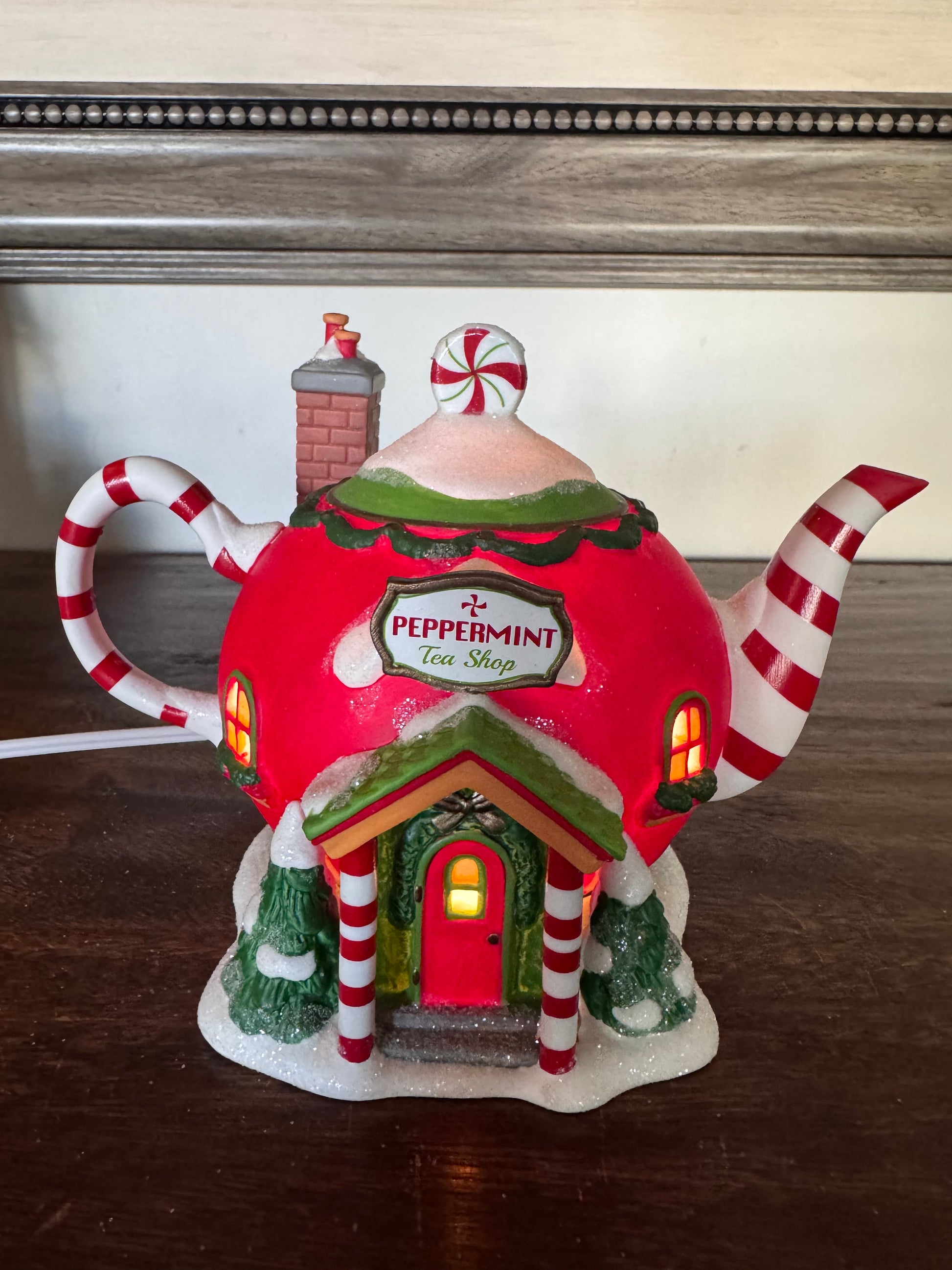 New Dept 56 North Pole Village "Peppermint Tea Shop" Lighted Building