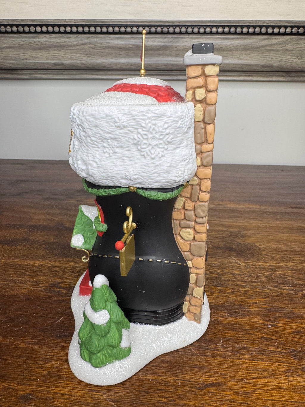 New Dept 56 North Pole Village "Santa's Boot Shop"Lighted Building