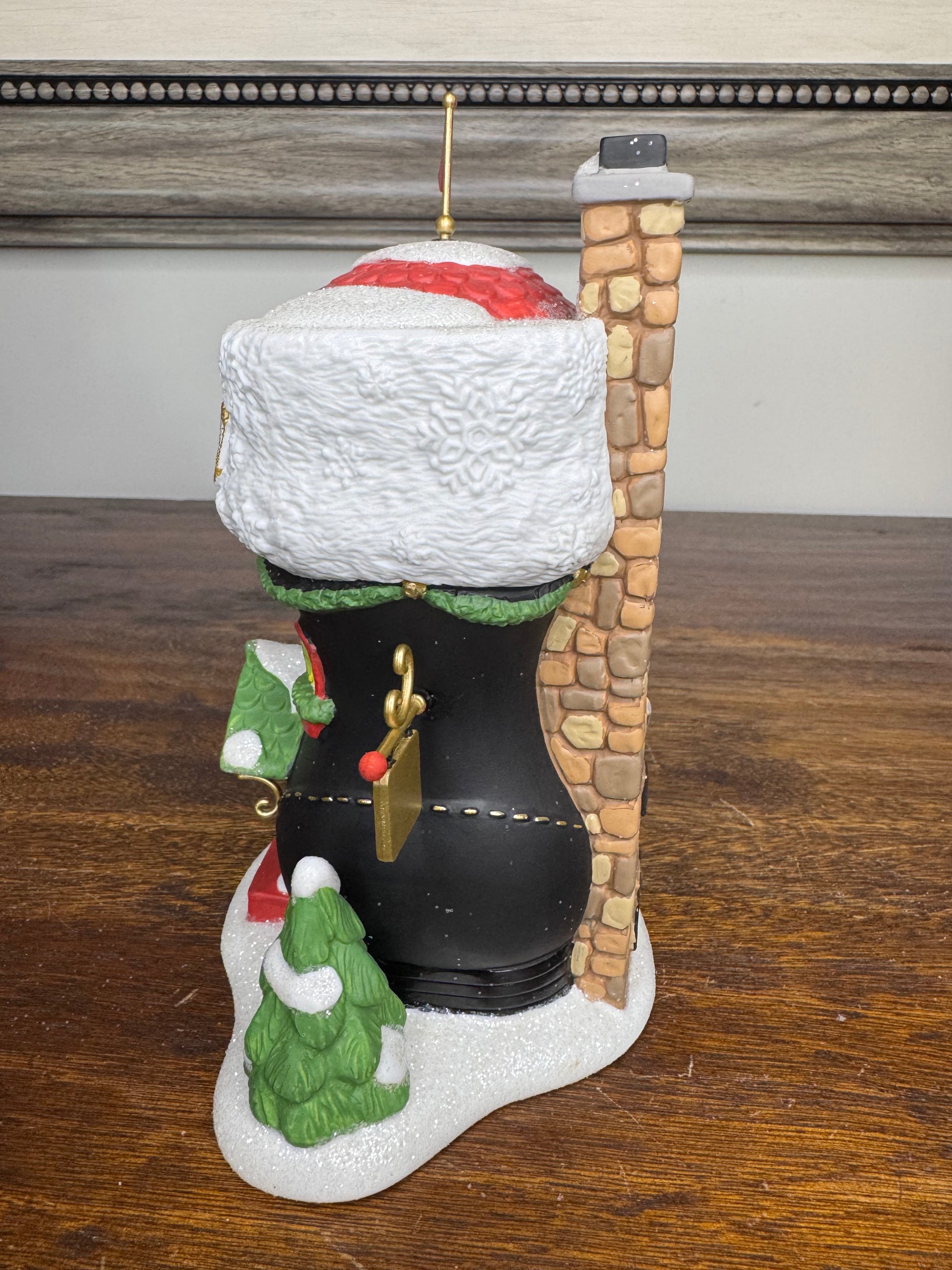 New Dept 56 North Pole Village "Santa's Boot Shop"Lighted Building