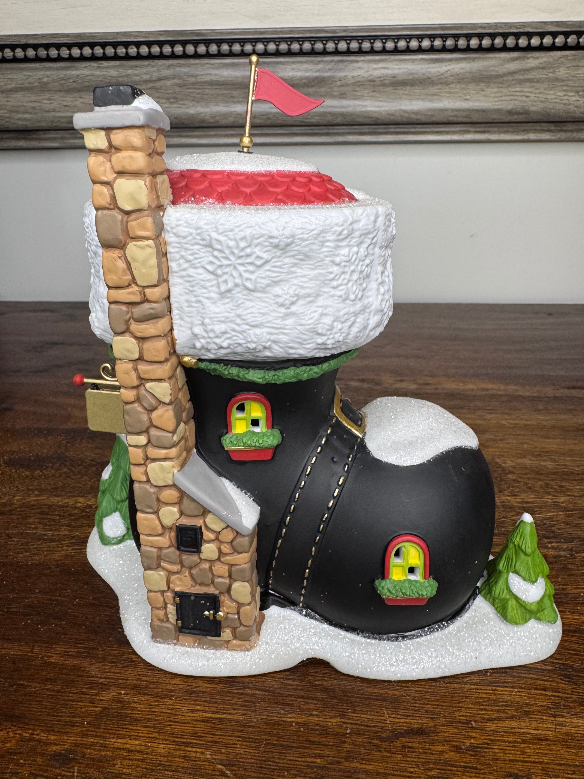 New Dept 56 North Pole Village "Santa's Boot Shop"Lighted Building