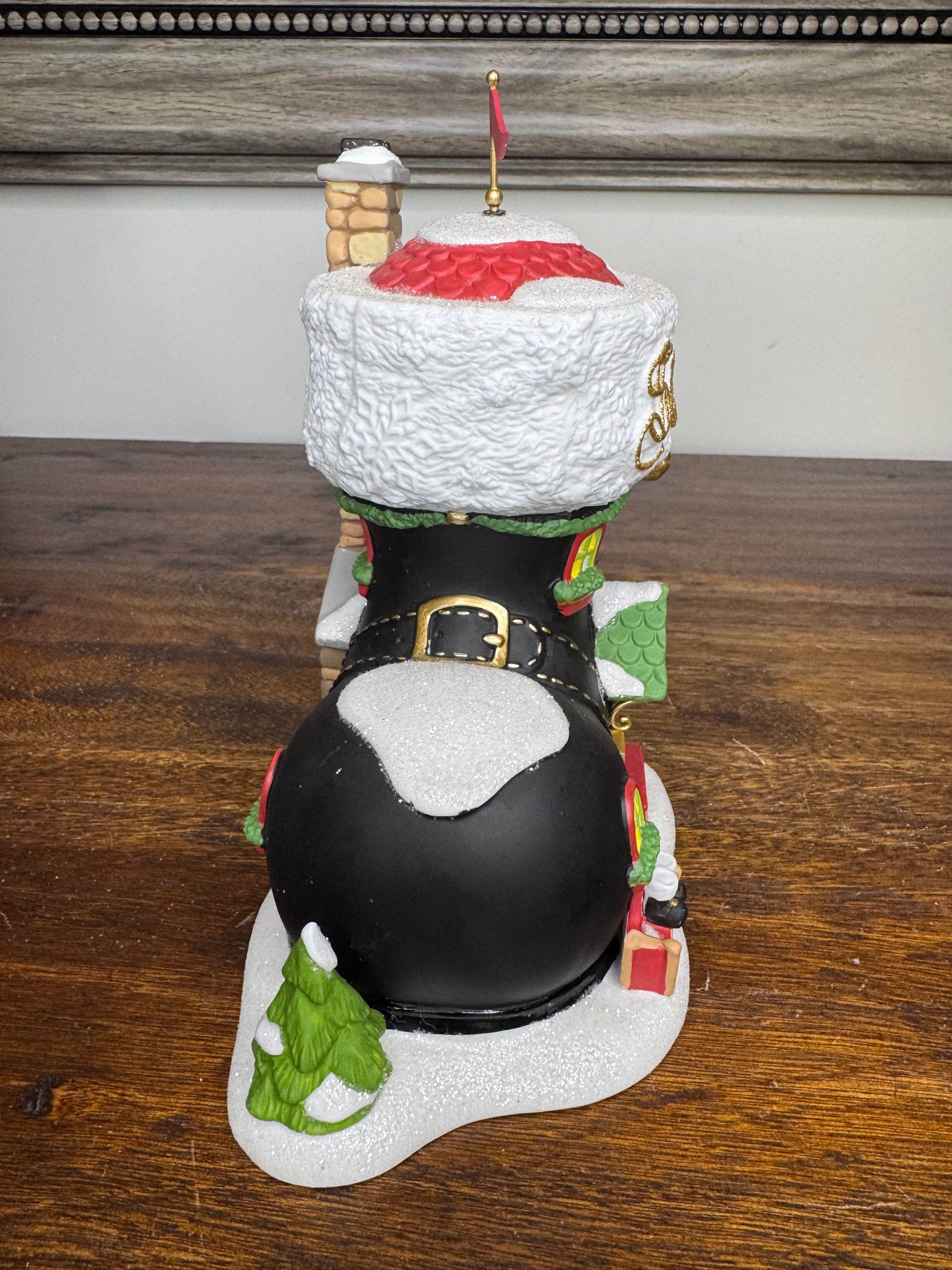 New Dept 56 North Pole Village "Santa's Boot Shop"Lighted Building