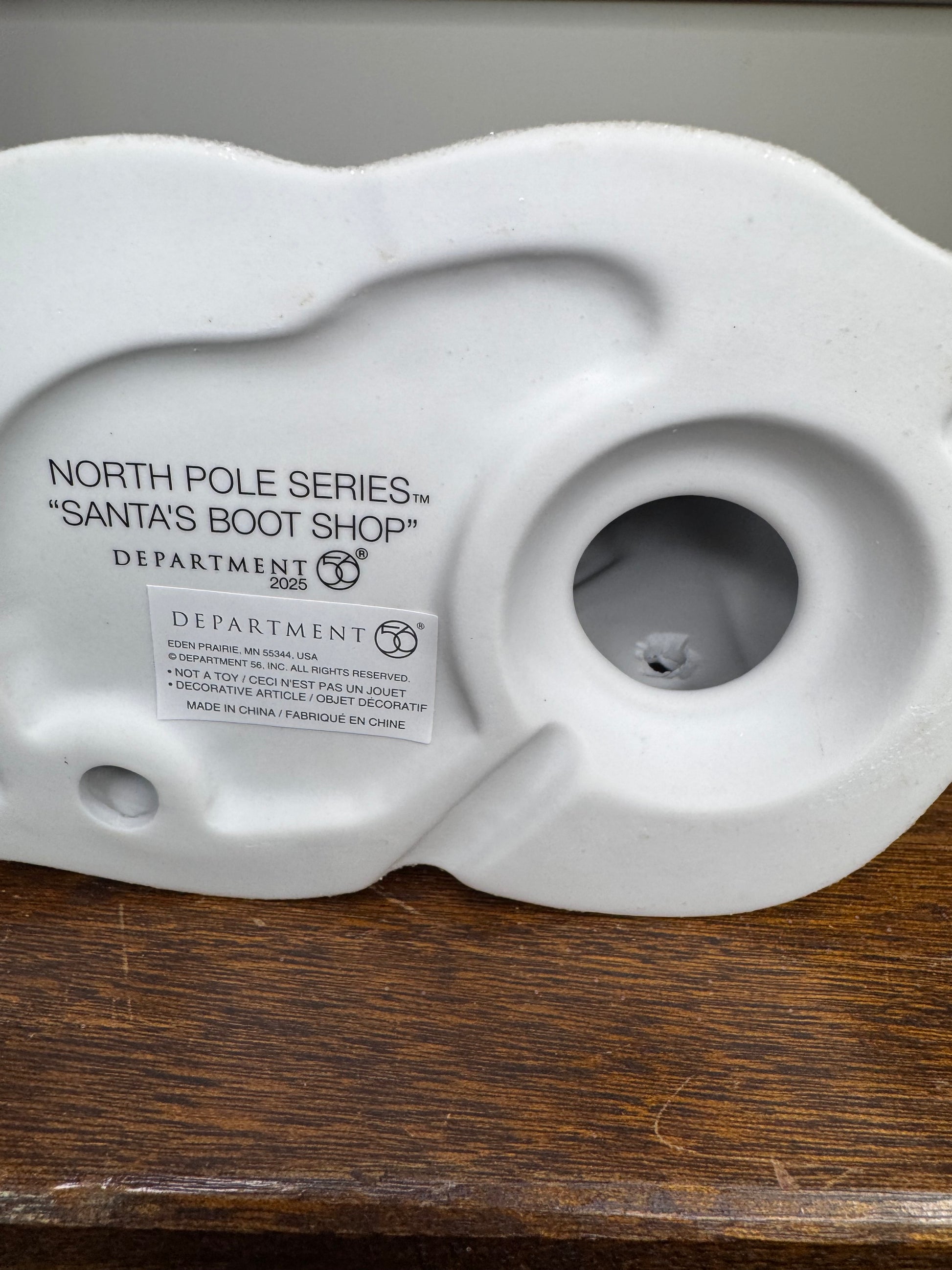 New Dept 56 North Pole Village "Santa's Boot Shop"Lighted Building