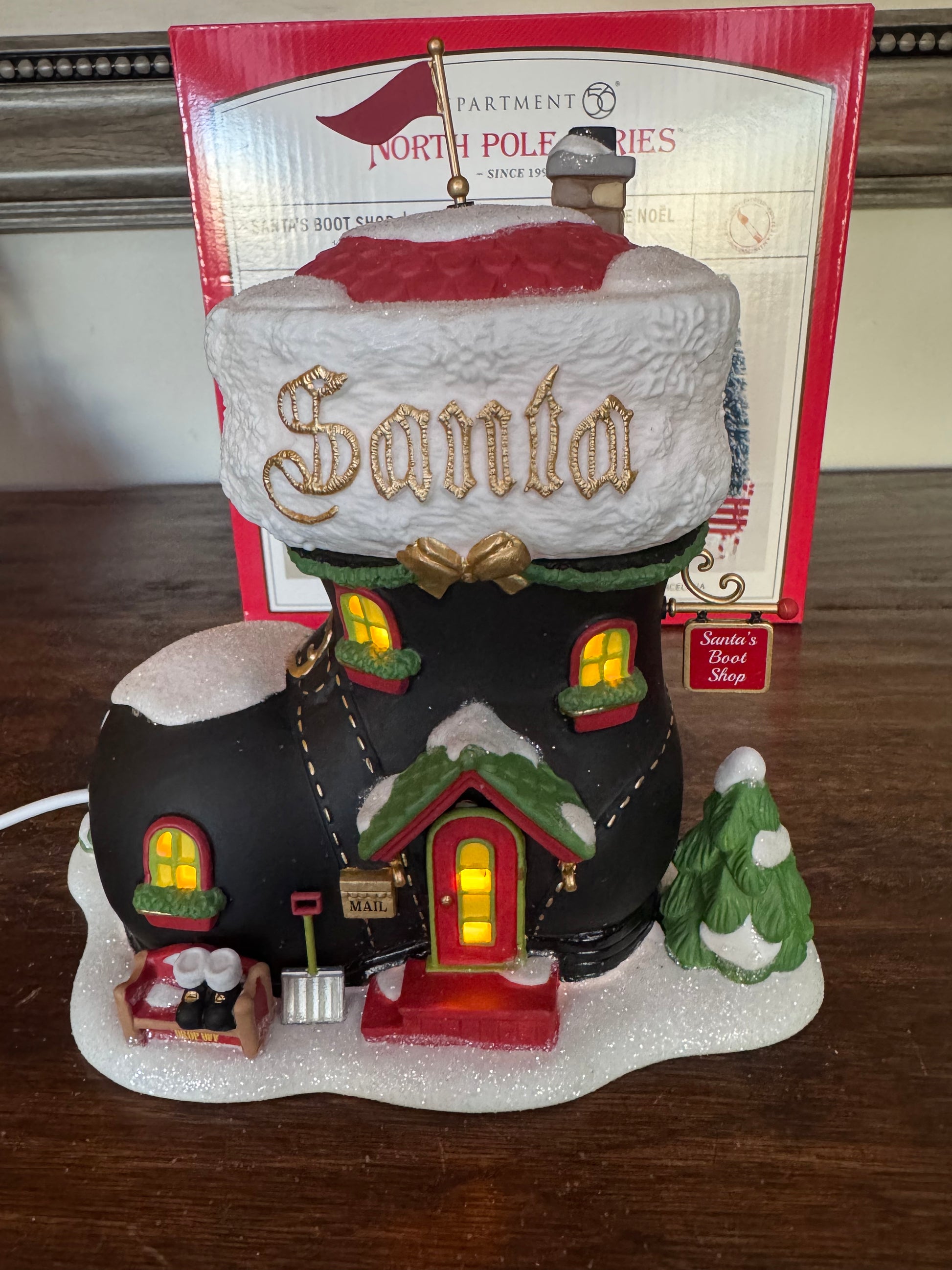 New Dept 56 North Pole Village "Santa's Boot Shop"Lighted Building