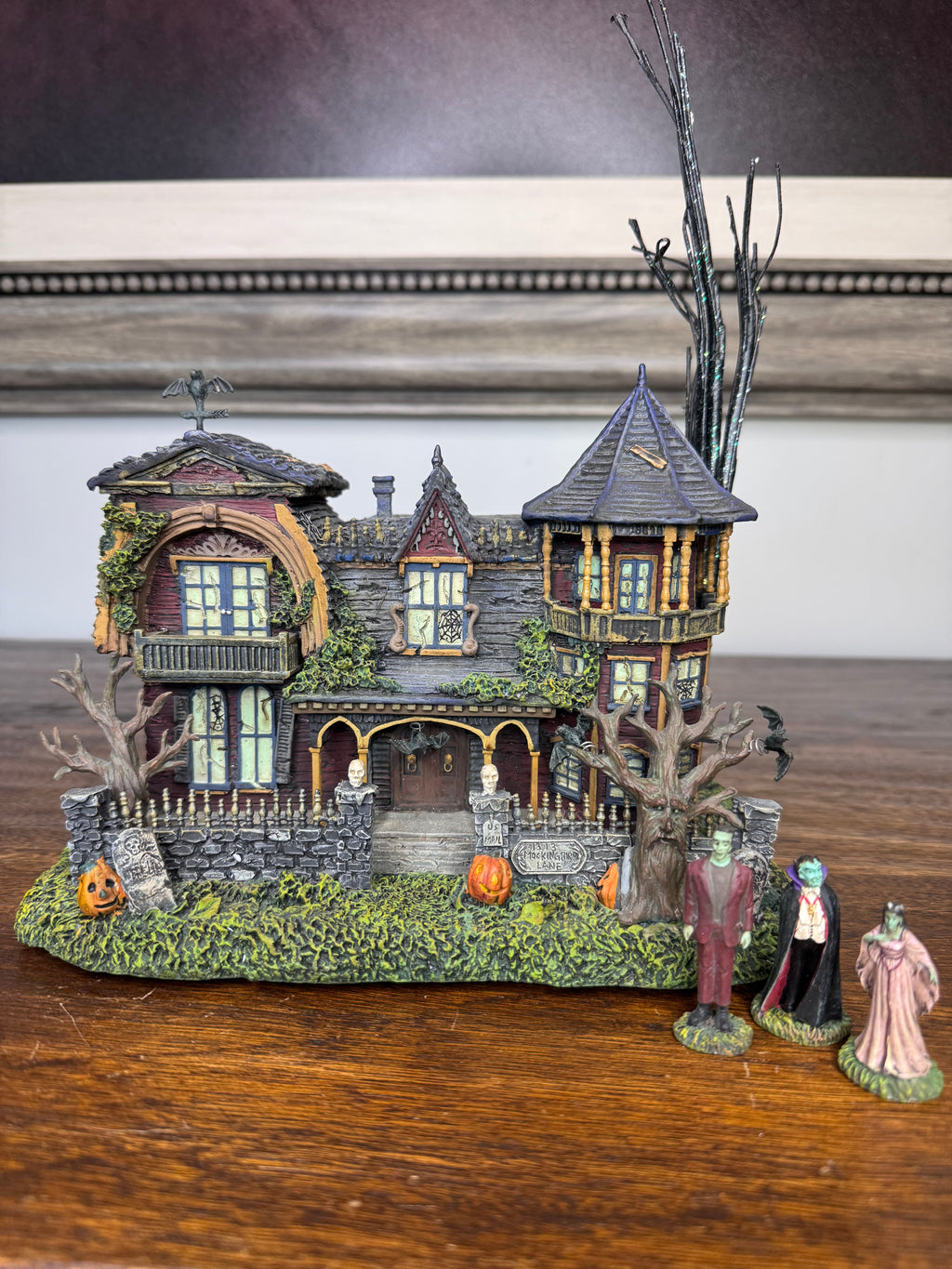 Hawthorn Village 1313 Mockingbird Lane The Munsters Light Up House w/ 3 Figurines