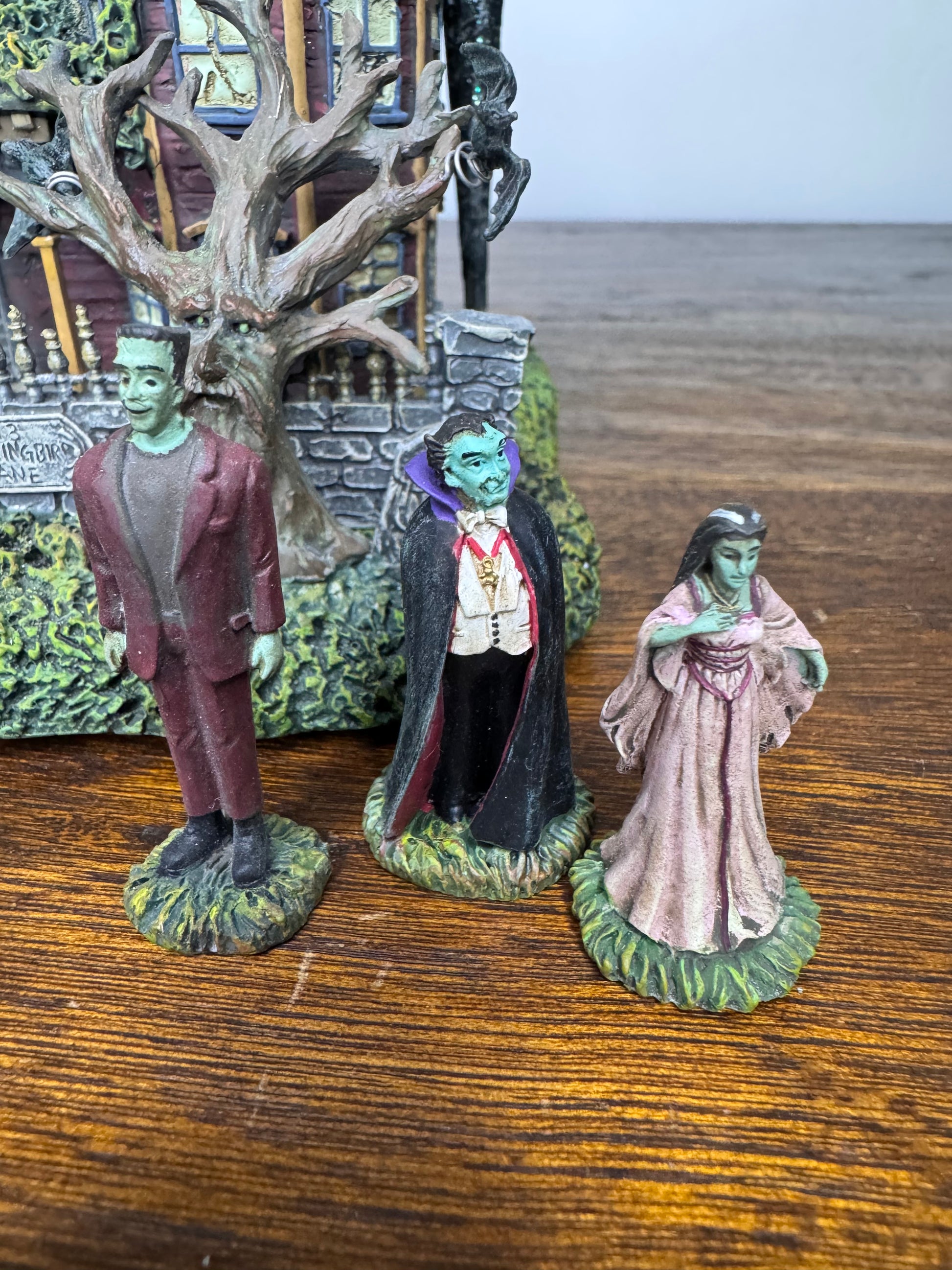 Hawthorn Village 1313 Mockingbird Lane The Munsters Light Up House w/ 3 Figurines