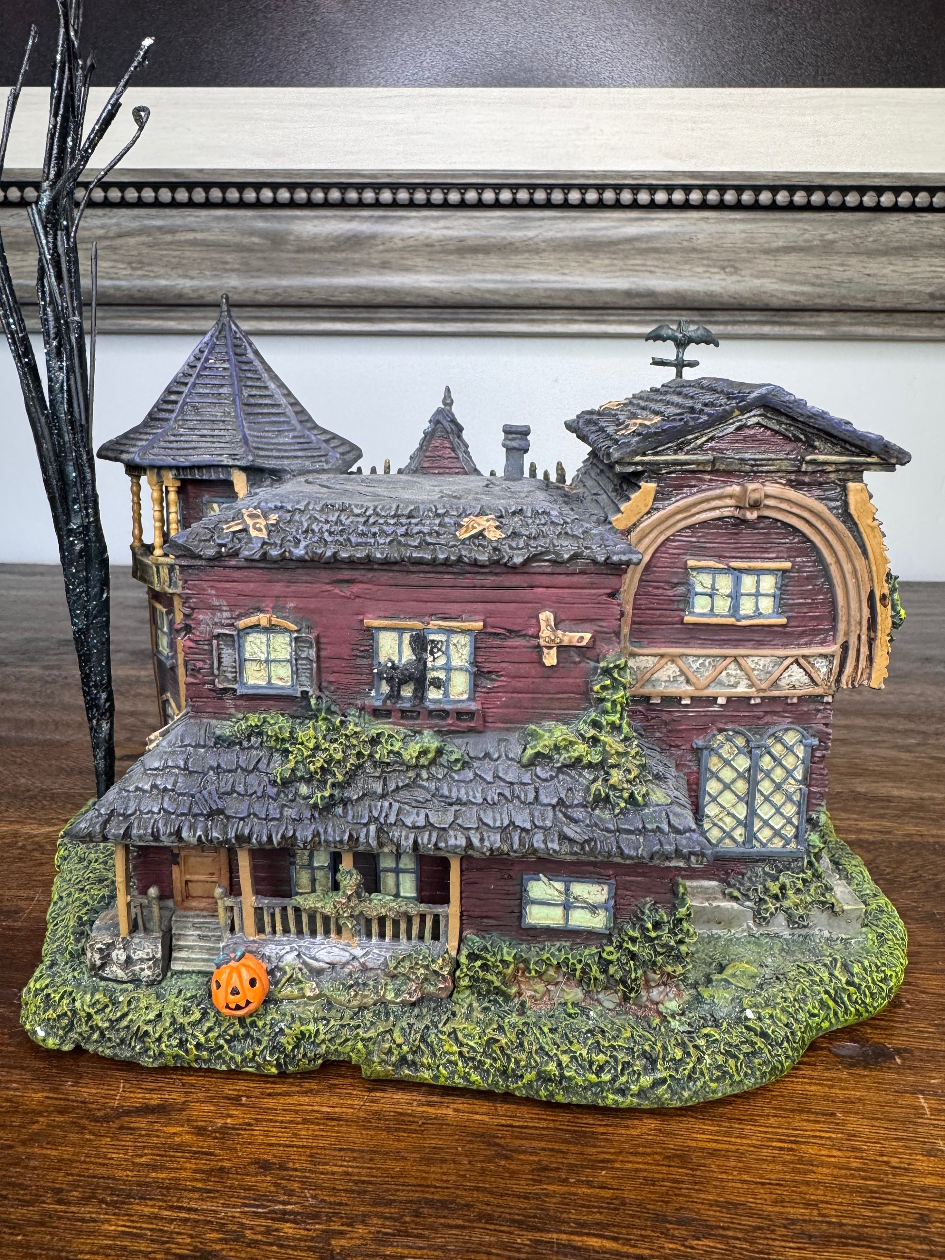 Hawthorn Village 1313 Mockingbird Lane The Munsters Light Up House w/ 3 Figurines