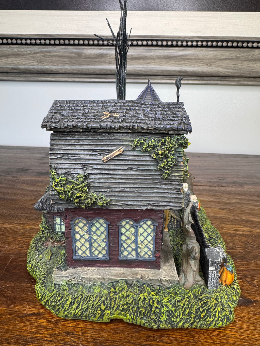 Hawthorn Village 1313 Mockingbird Lane The Munsters Light Up House w/ 3 Figurines