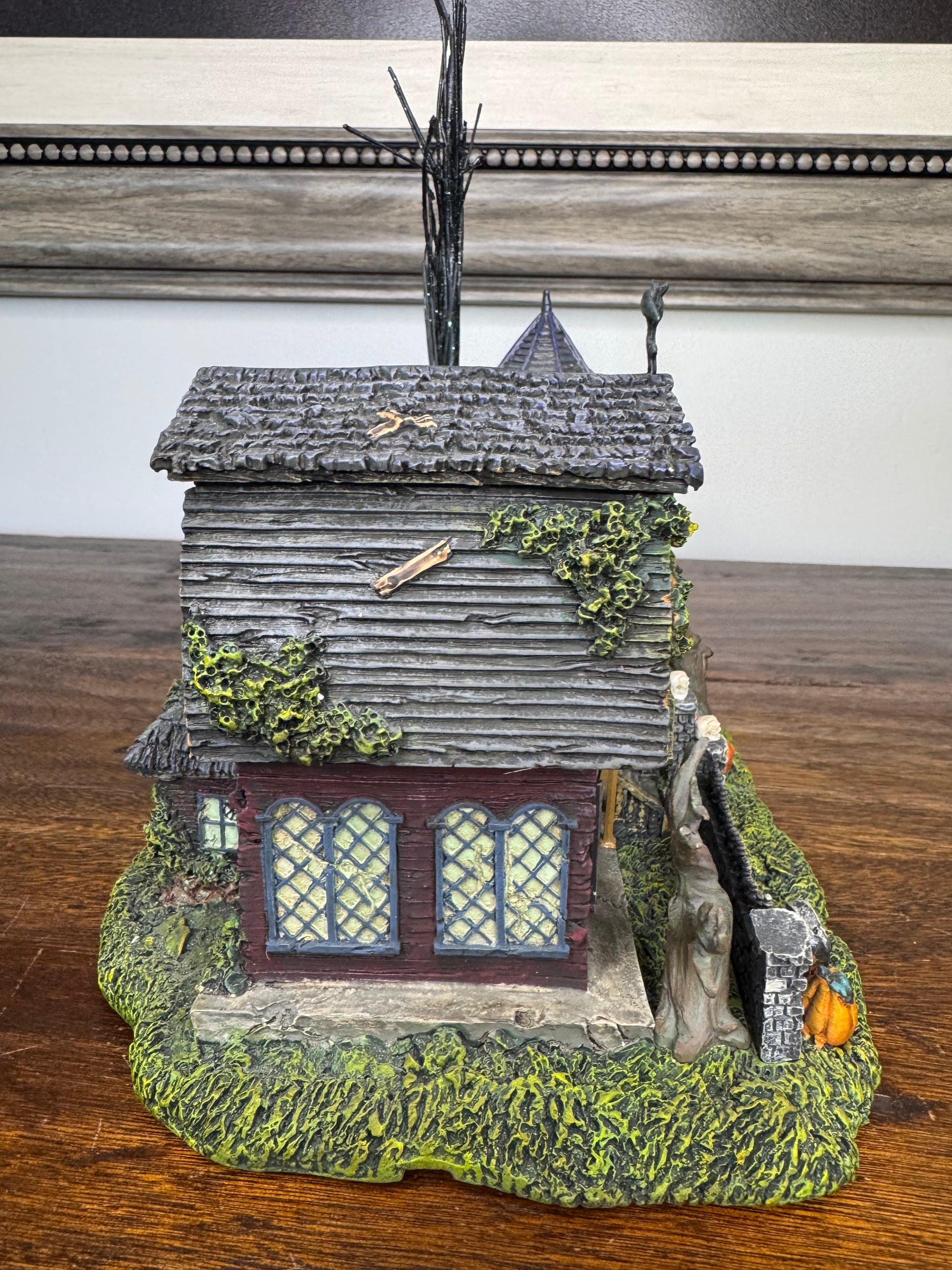 Hawthorn Village 1313 Mockingbird Lane The Munsters Light Up House w/ 3 Figurines