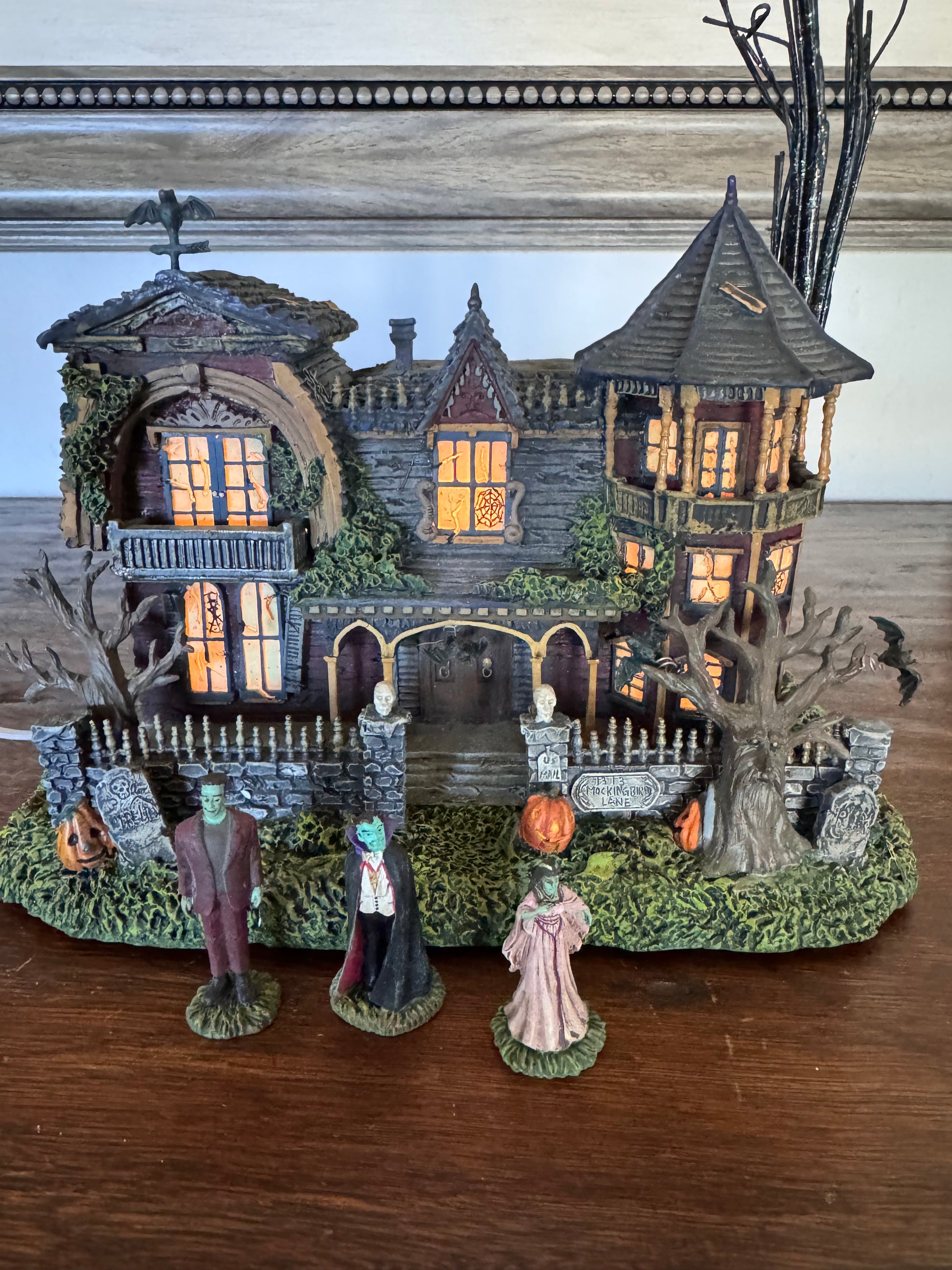 Hawthorn Village 1313 Mockingbird Lane The Munsters Light Up House w/ 3 Figurines