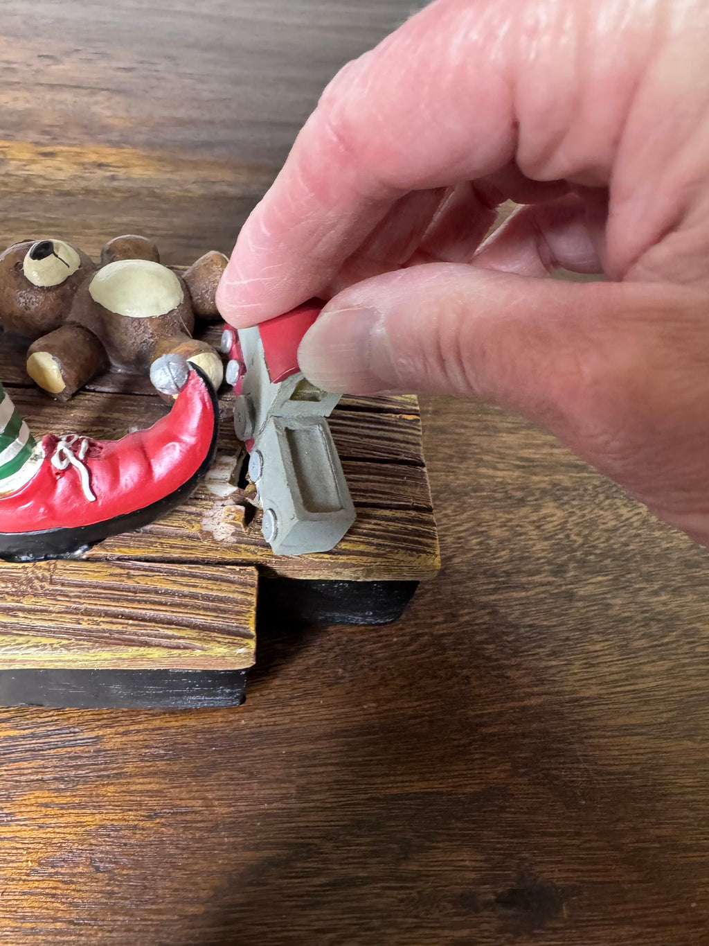 WMG 2009 12” Elf Balancing Gifts with Music/Lights