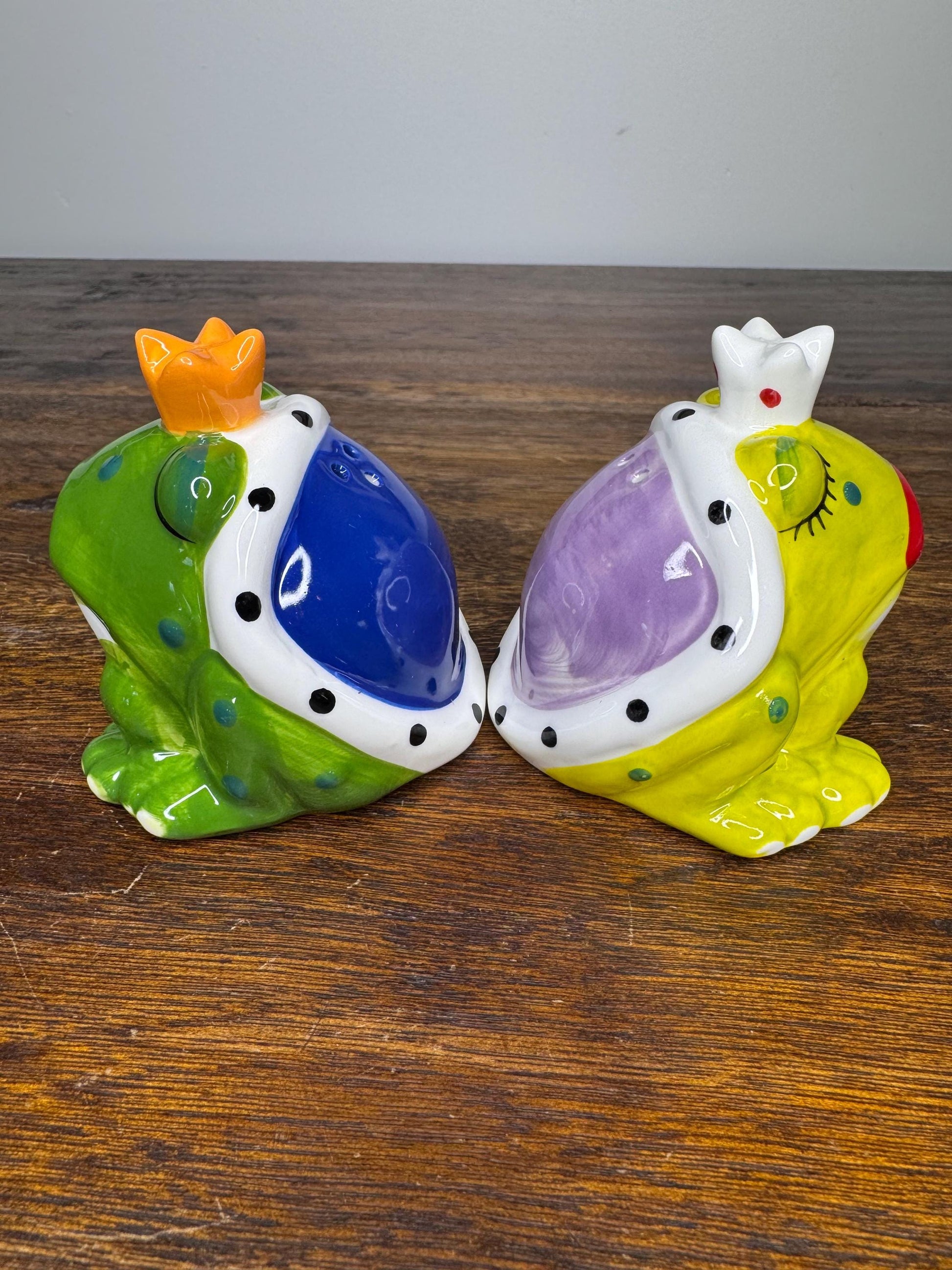 NIB Kissing Frogs Salt and Pepper Shakers