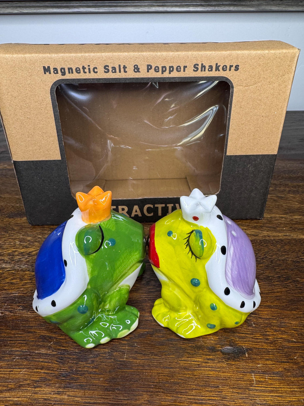 NIB Kissing Frogs Salt and Pepper Shakers