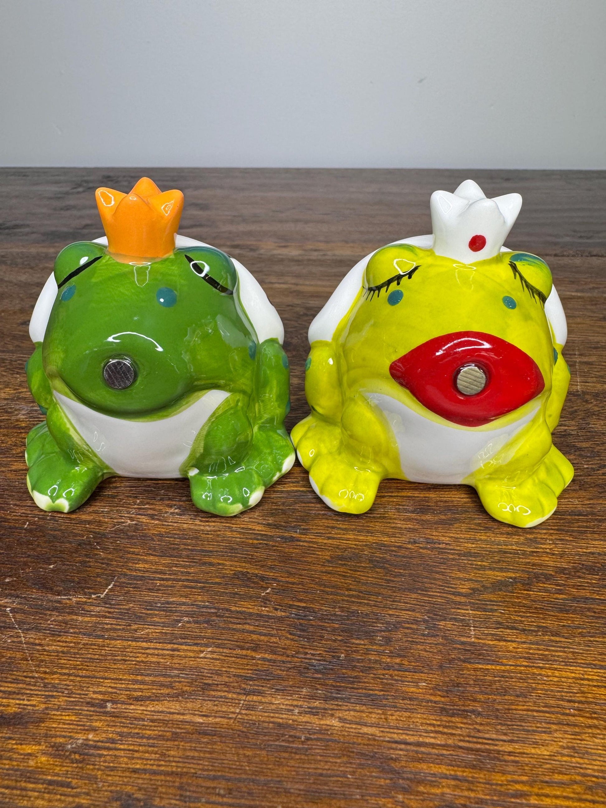 NIB Kissing Frogs Salt and Pepper Shakers